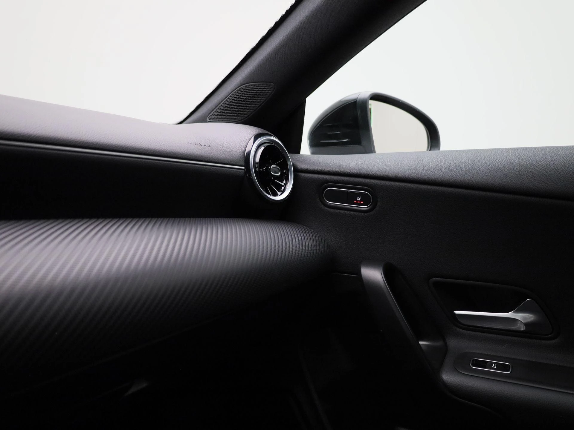 Mercedes-Benz-CLA-image-25