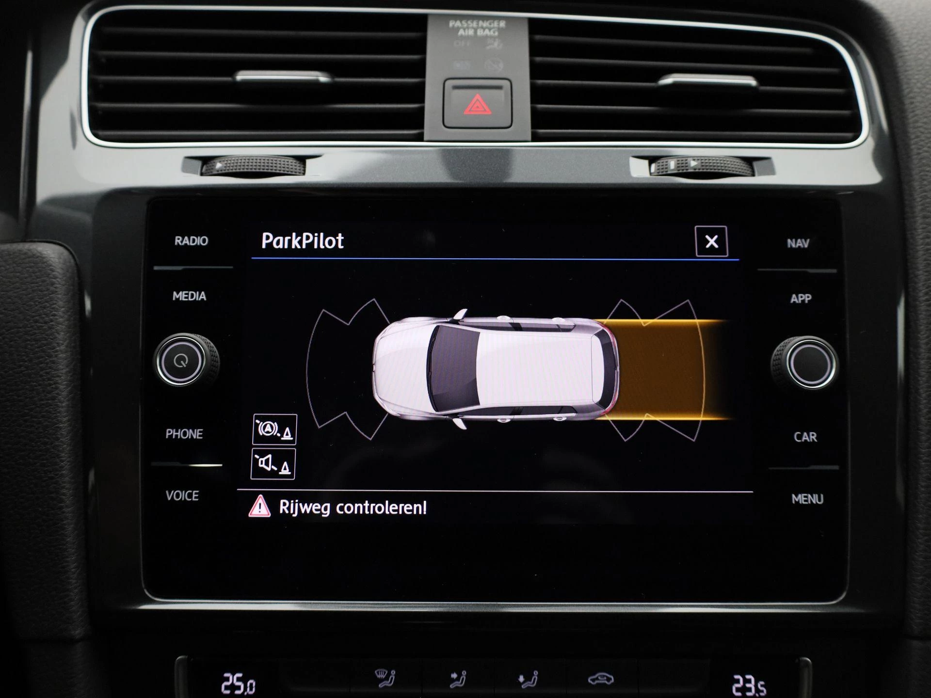 Volkswagen-Golf-image-25