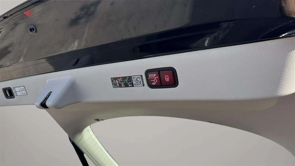 Mercedes-Benz-EQS-image-32
