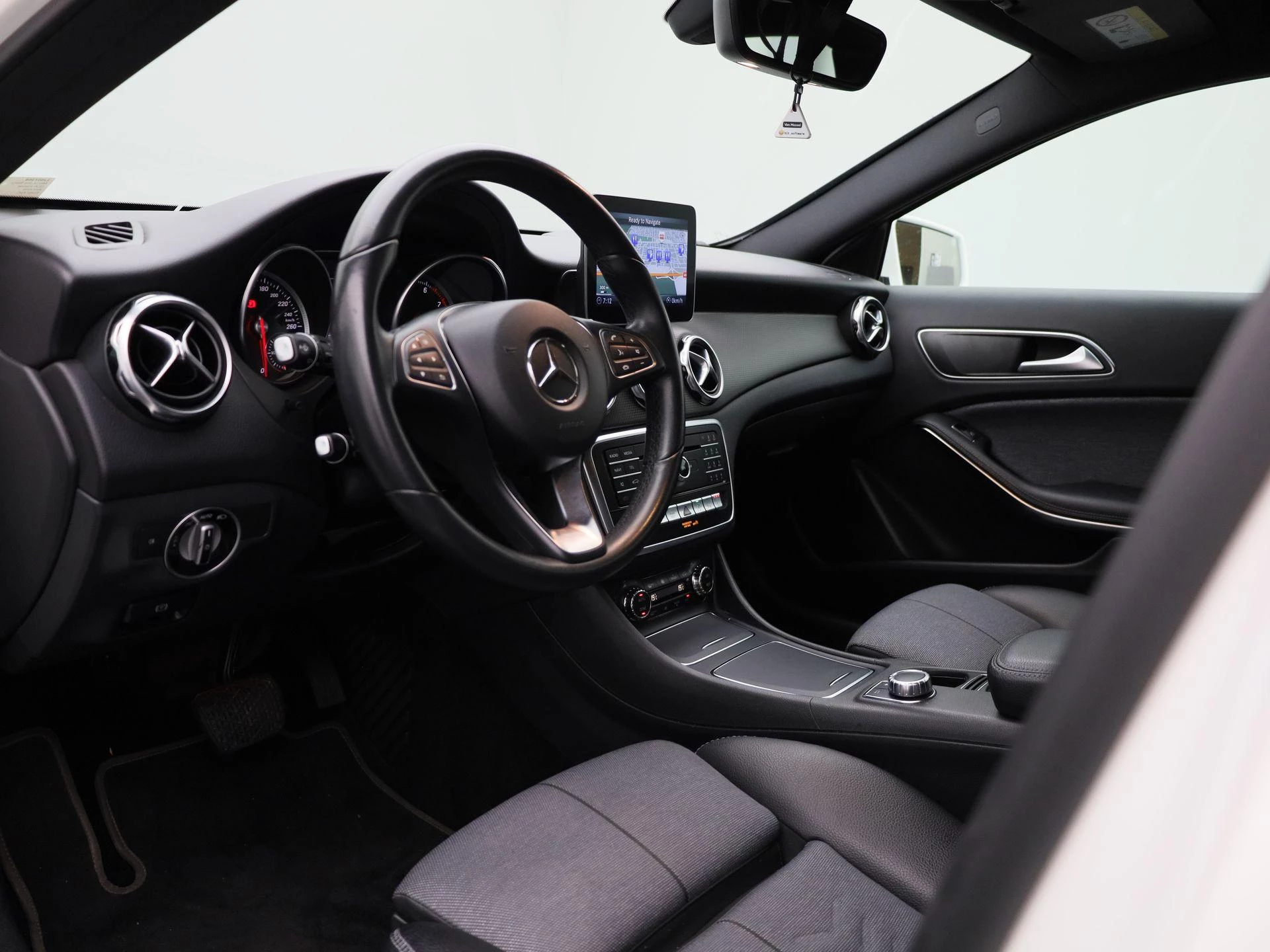 Mercedes-Benz-GLA-image-32