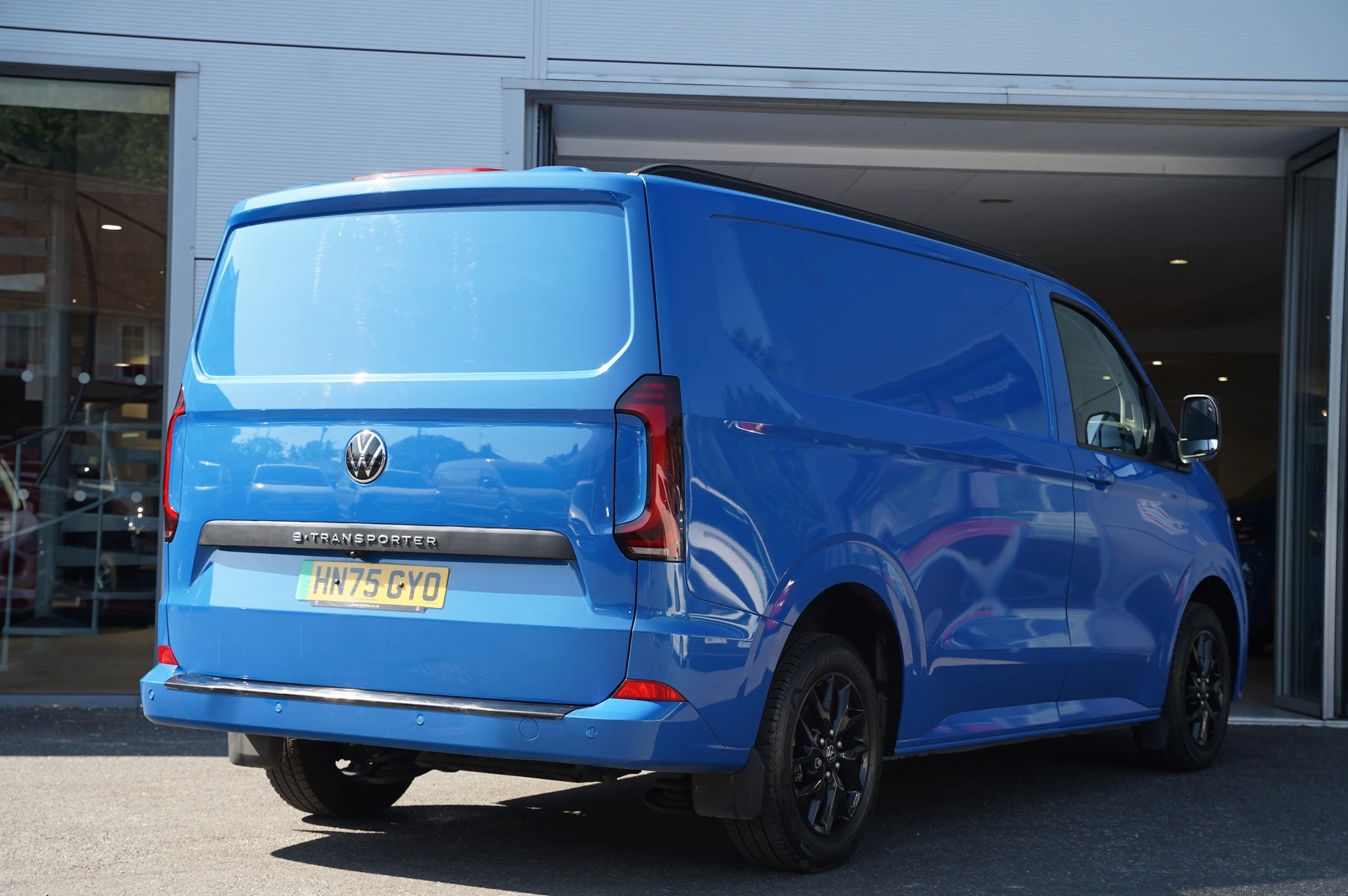 Volkswagen-Transporter-image-12