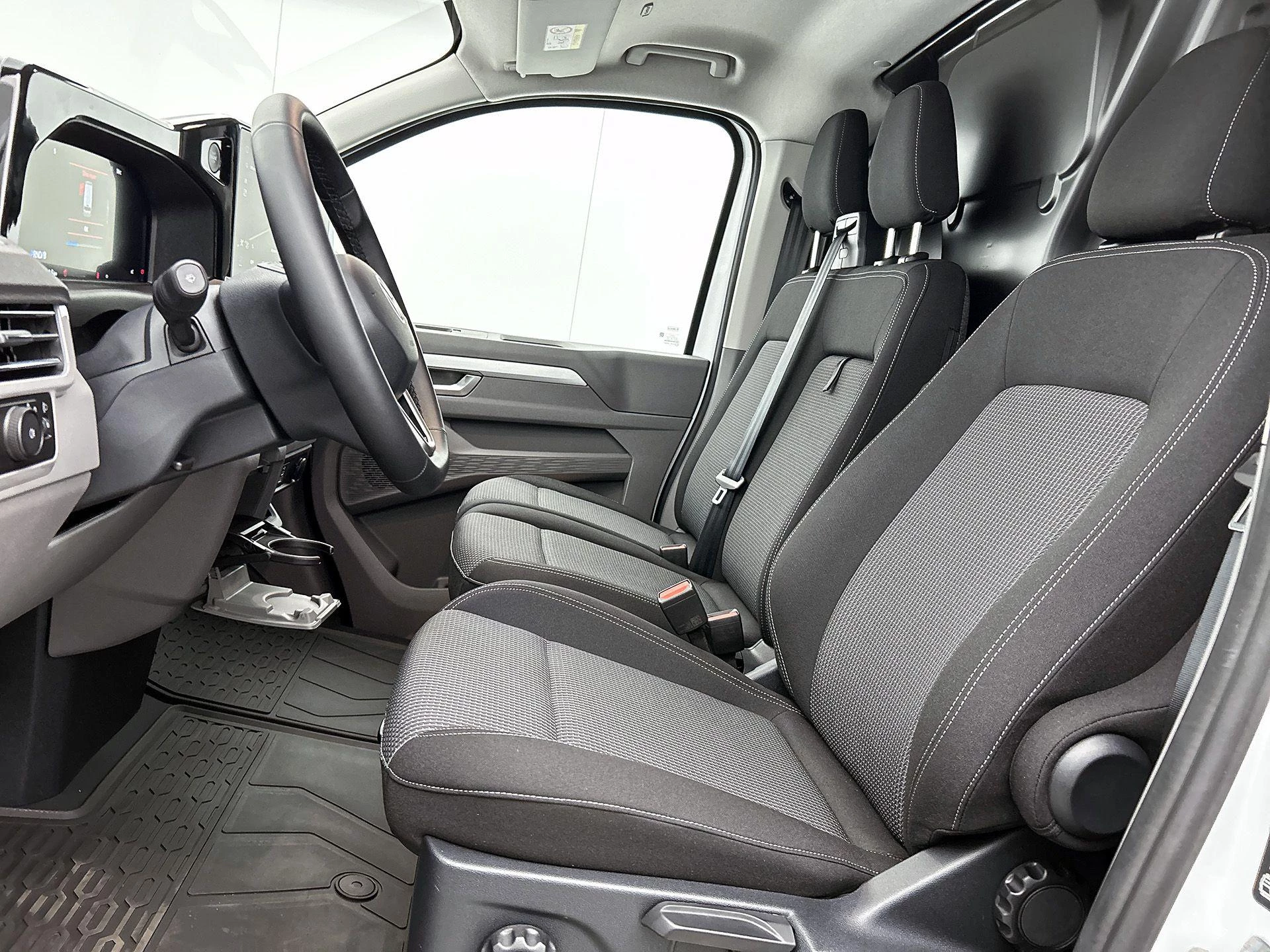 Volkswagen-e-Transporter-image-45