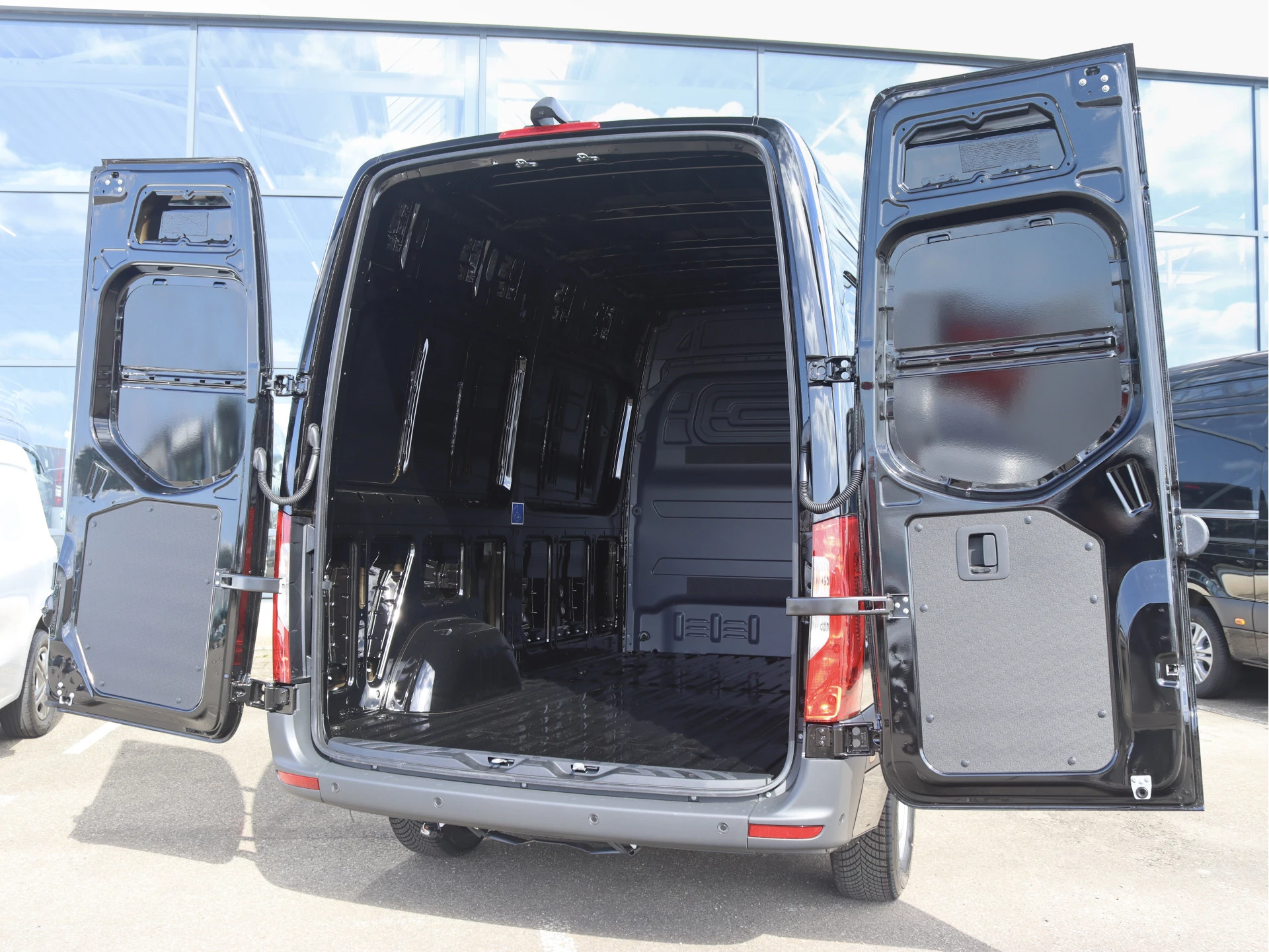 Mercedes-Benz-Sprinter-image-2