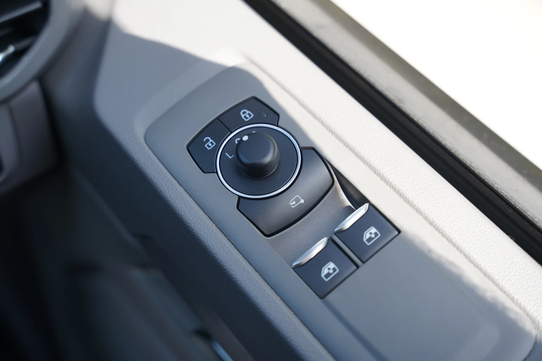 Volkswagen-Transporter-image-17