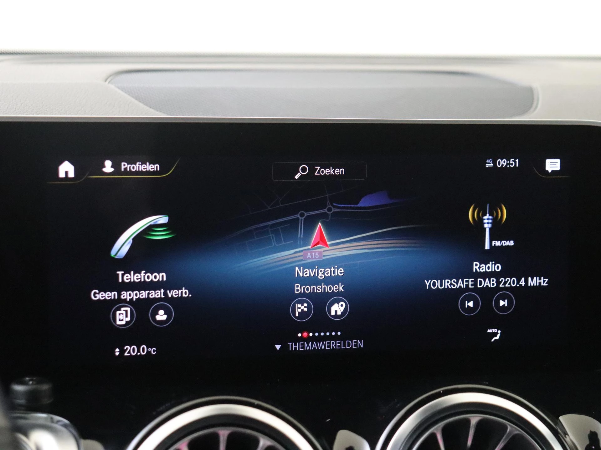 Mercedes-Benz-GLB-image-21