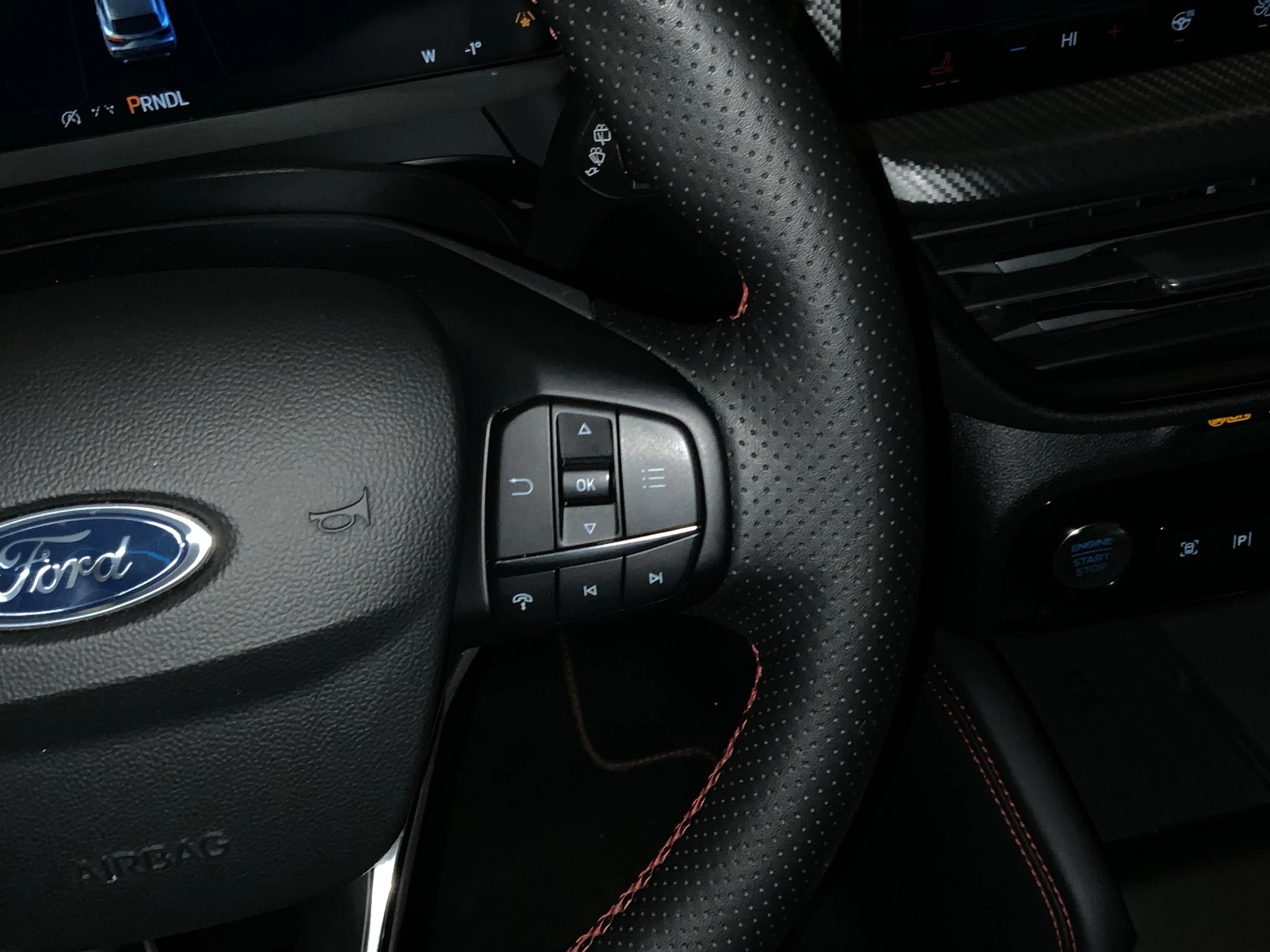 Ford Kuga ST-Line X Aut.*PANO*AHK*360GRAD*LED-MATRIX*NAVI*GRA*WINTER-PKT..