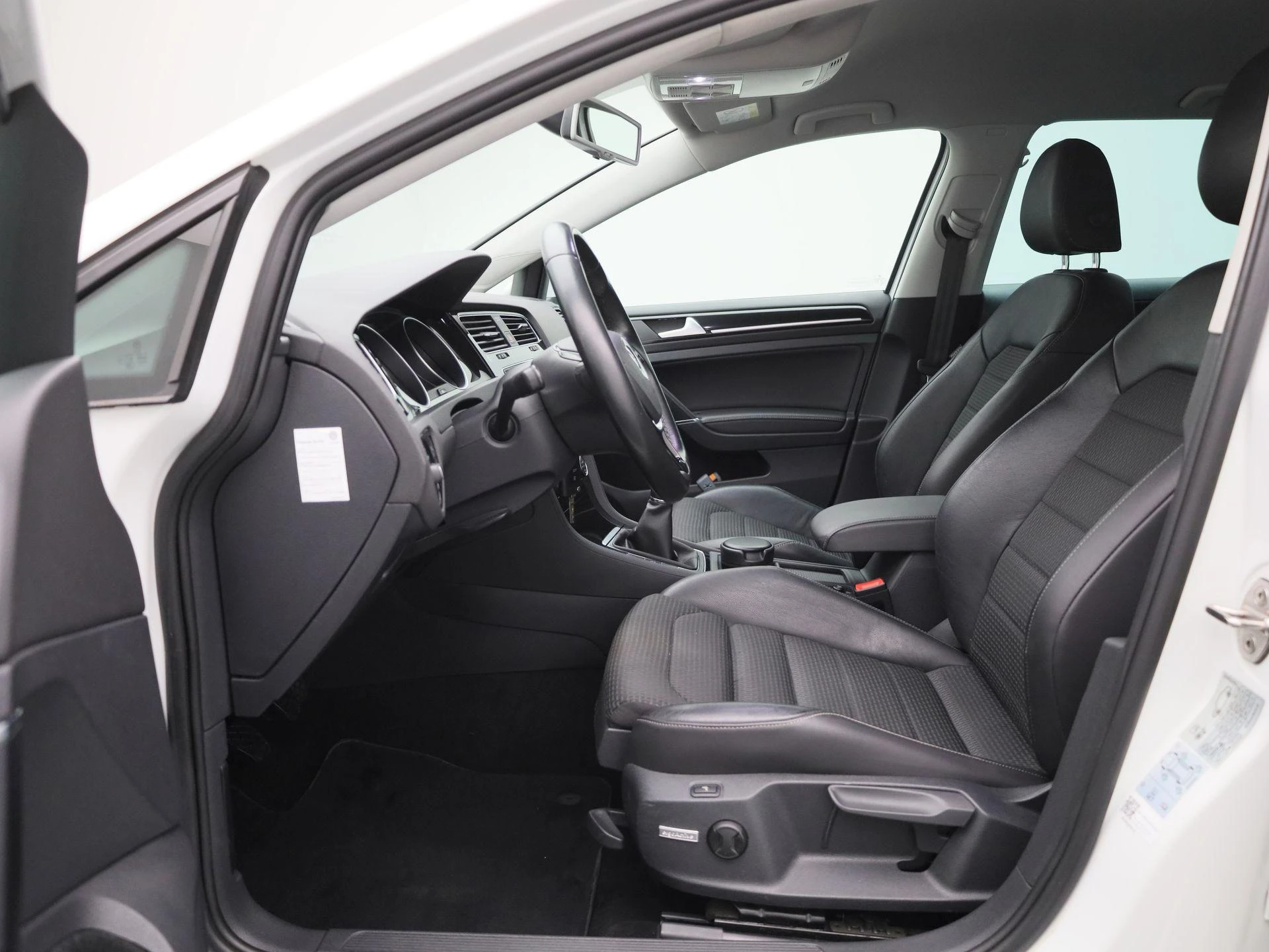 Volkswagen-Golf-image-10