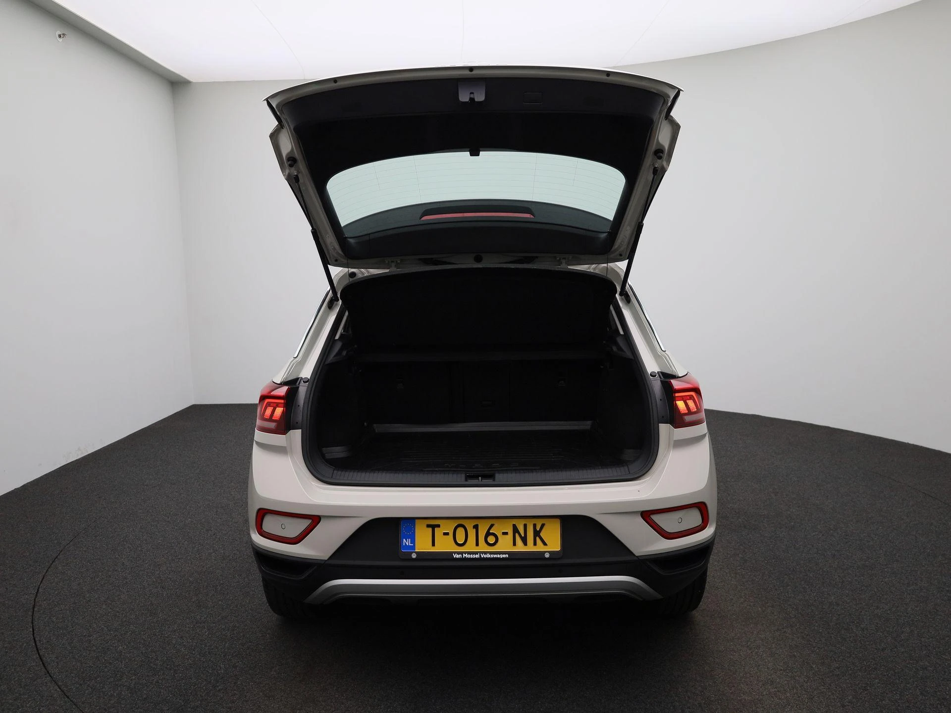 Volkswagen-T-Roc-image-10