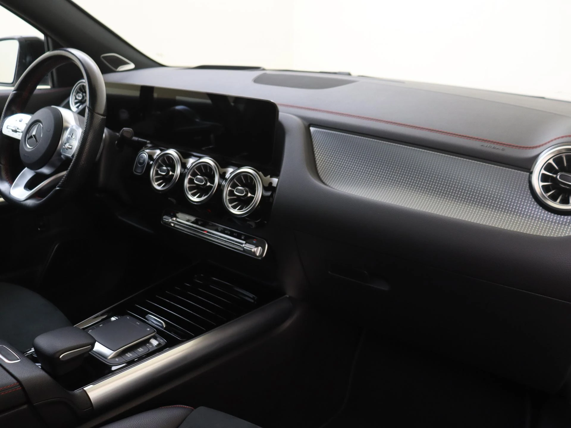 Mercedes-Benz-EQA-image-4