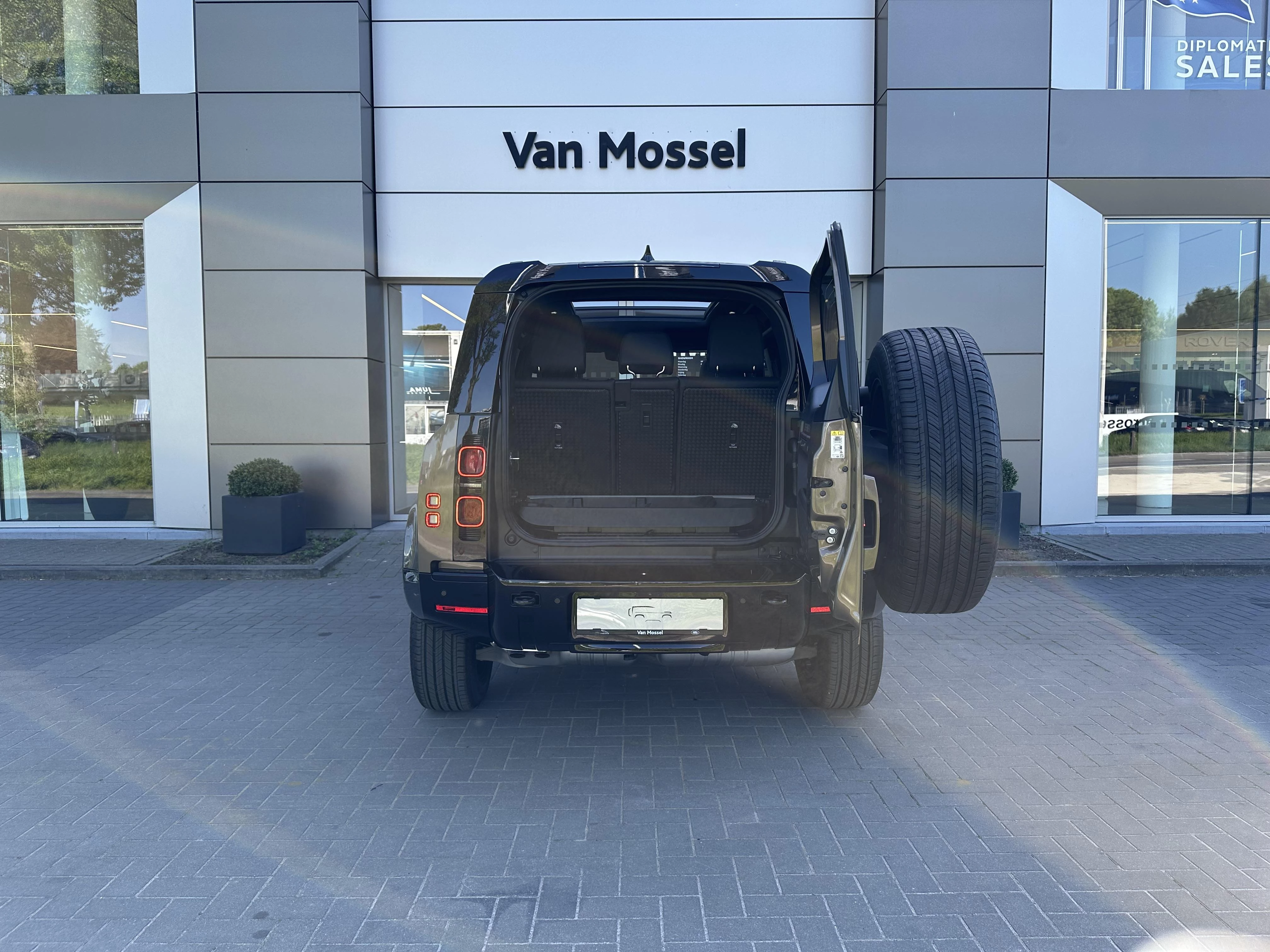 Land Rover-Defender-image-6