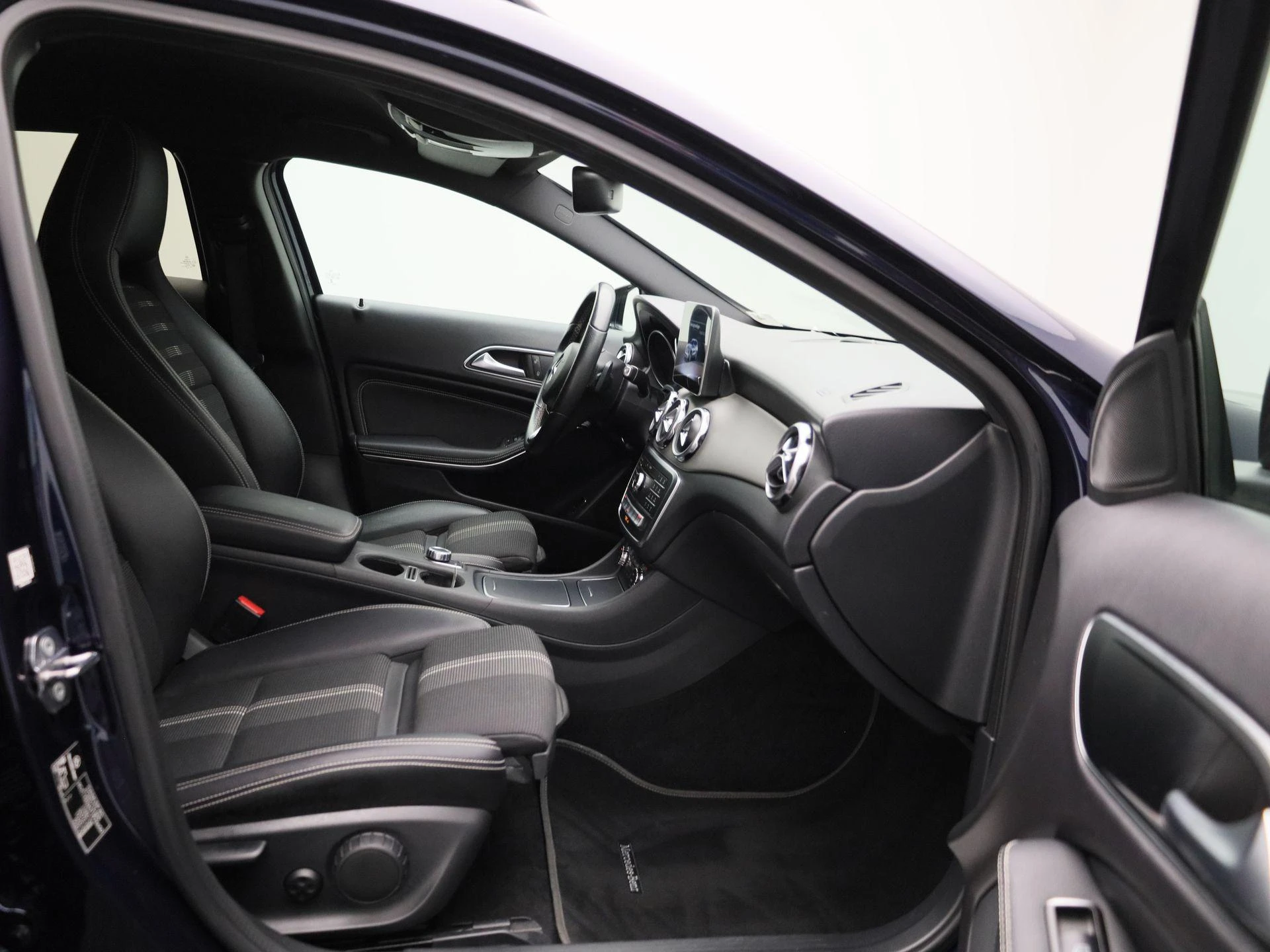 Mercedes-Benz-GLA-image-34