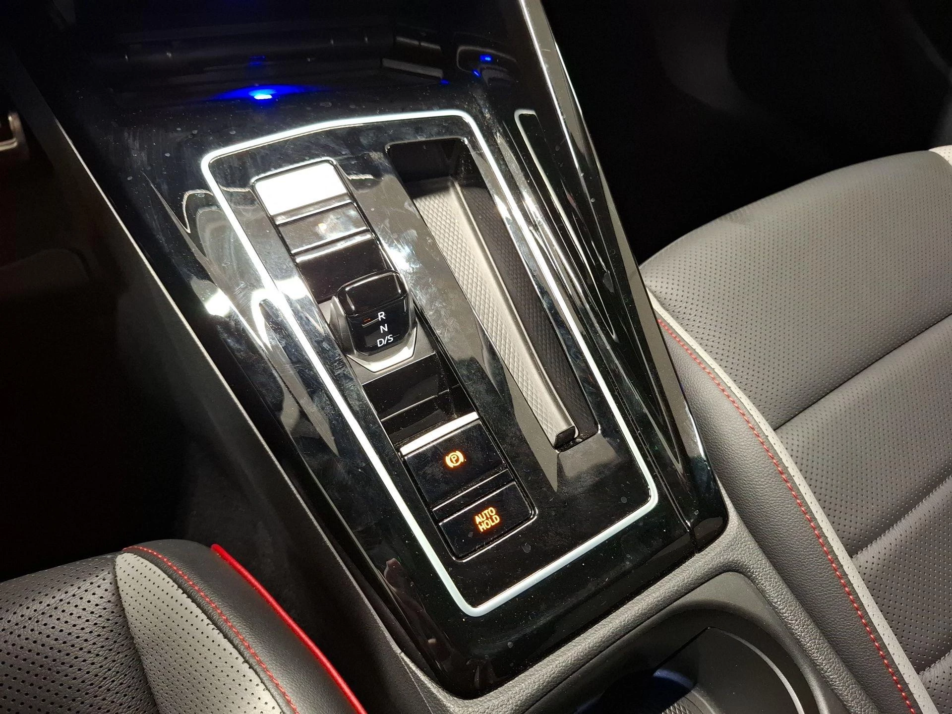 Volkswagen-Golf-image-9