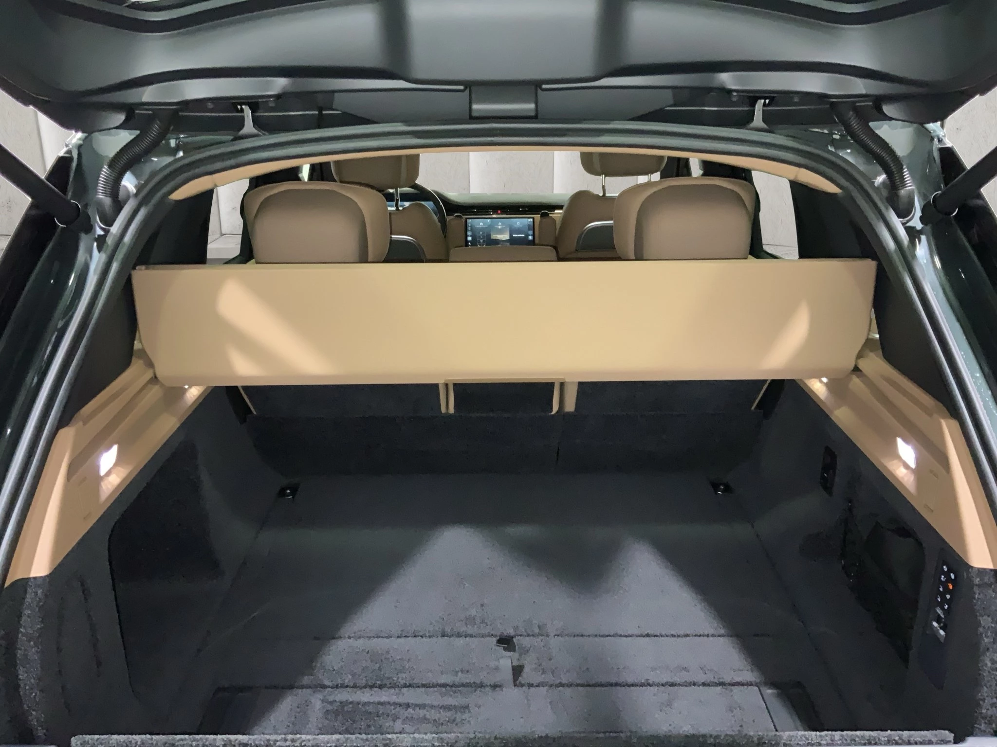 Land Rover-Range Rover-image-17