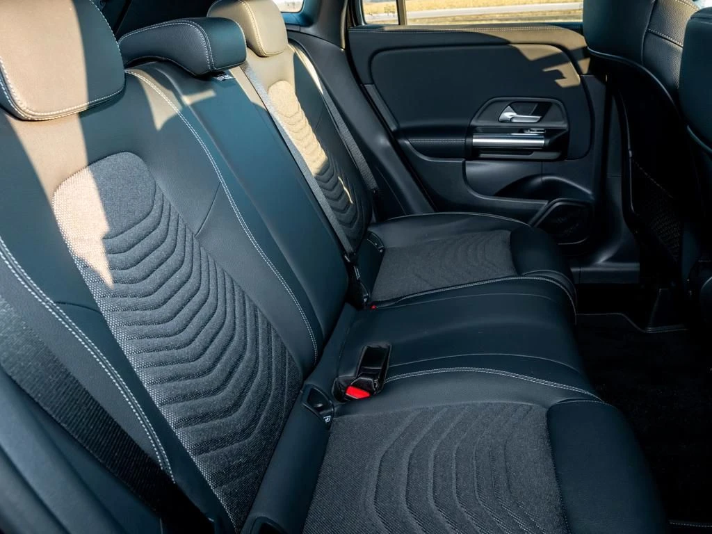 Mercedes-Benz-GLA 200 d-image-12