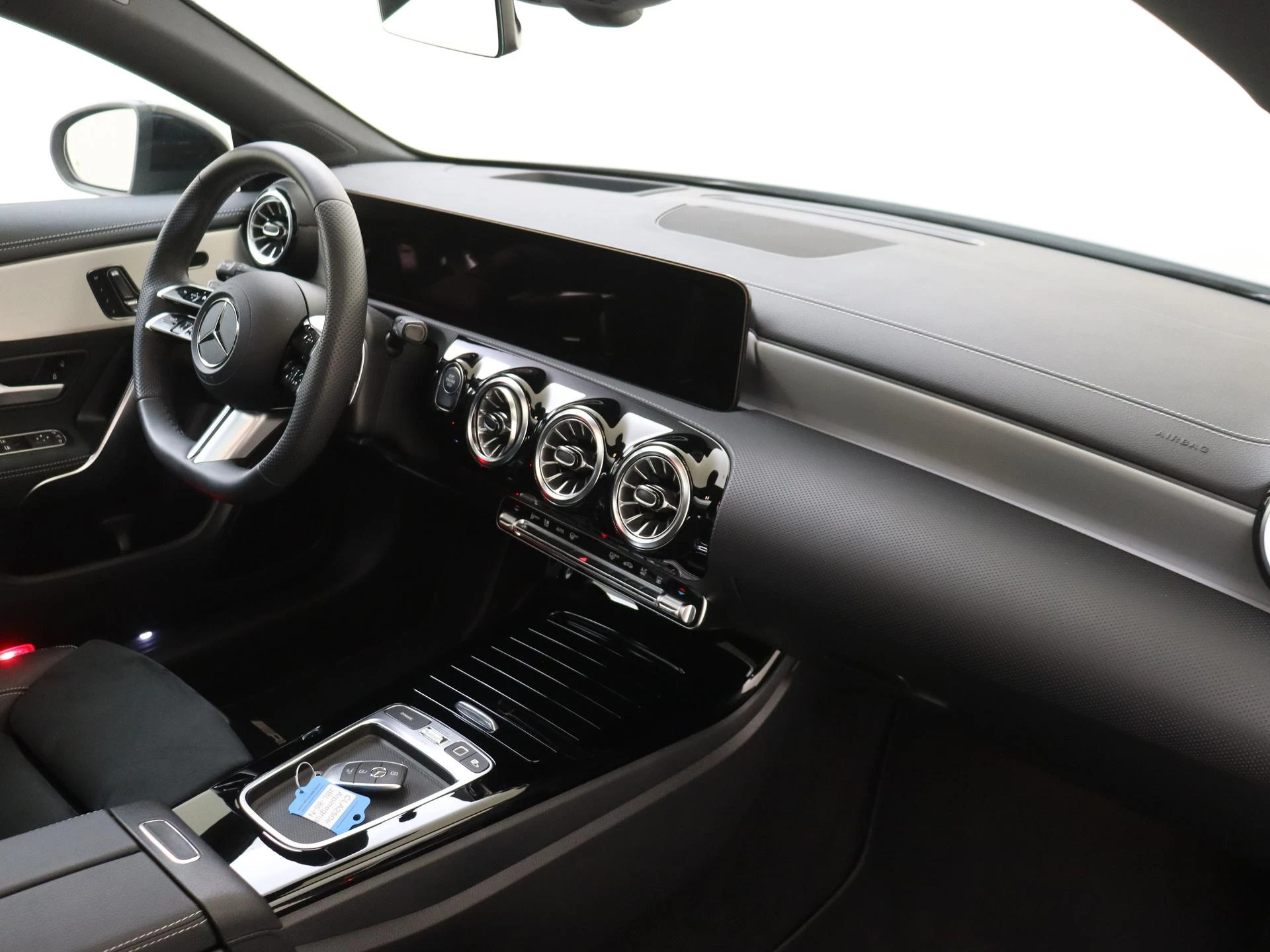 Mercedes-Benz-CLA-image-4
