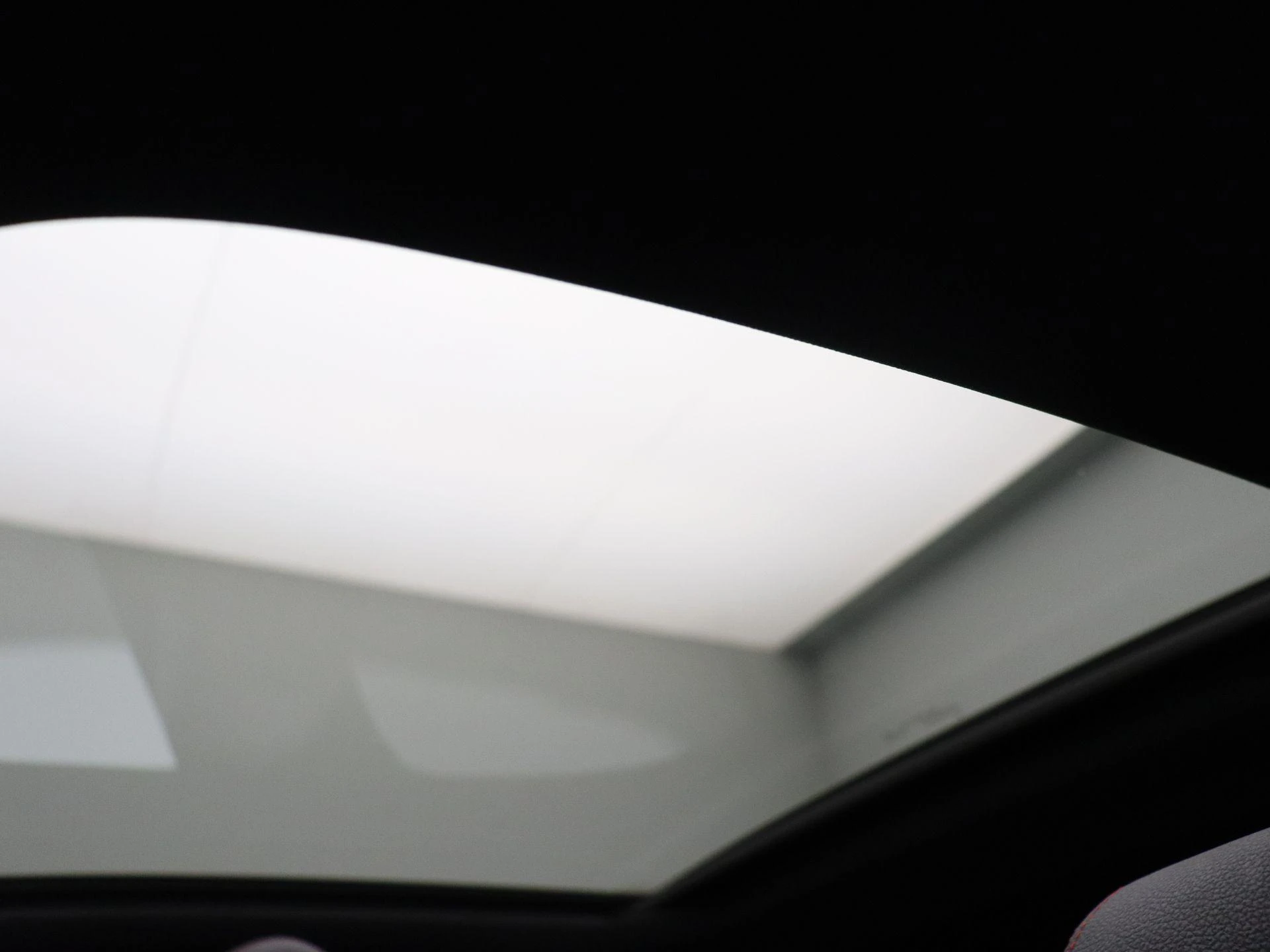 Mercedes-Benz A-Klasse 180 Sedan AMG Line + PANO DAK + MULTIBEAM LED + CARPLAY +