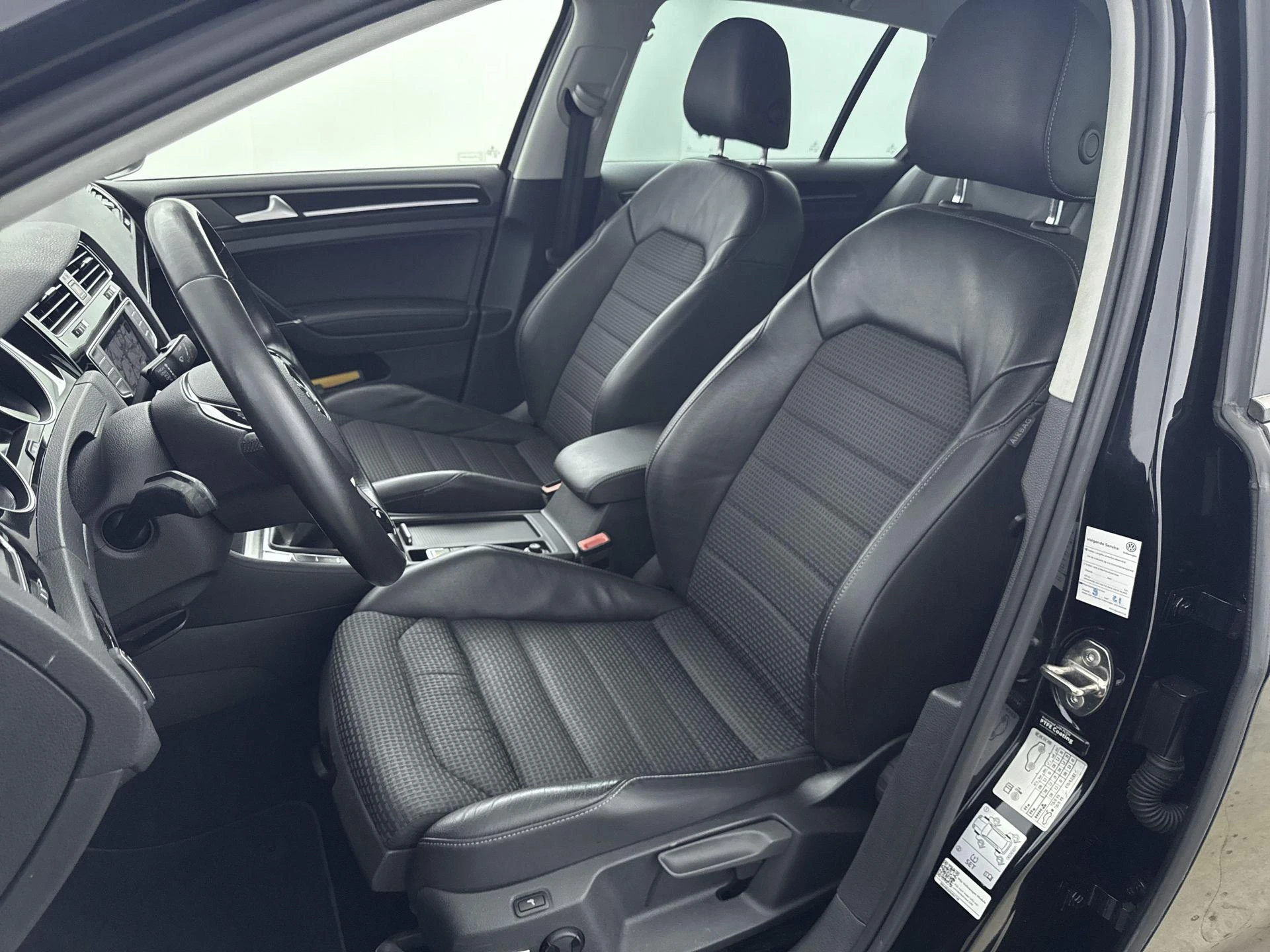 Volkswagen-Golf-image-25