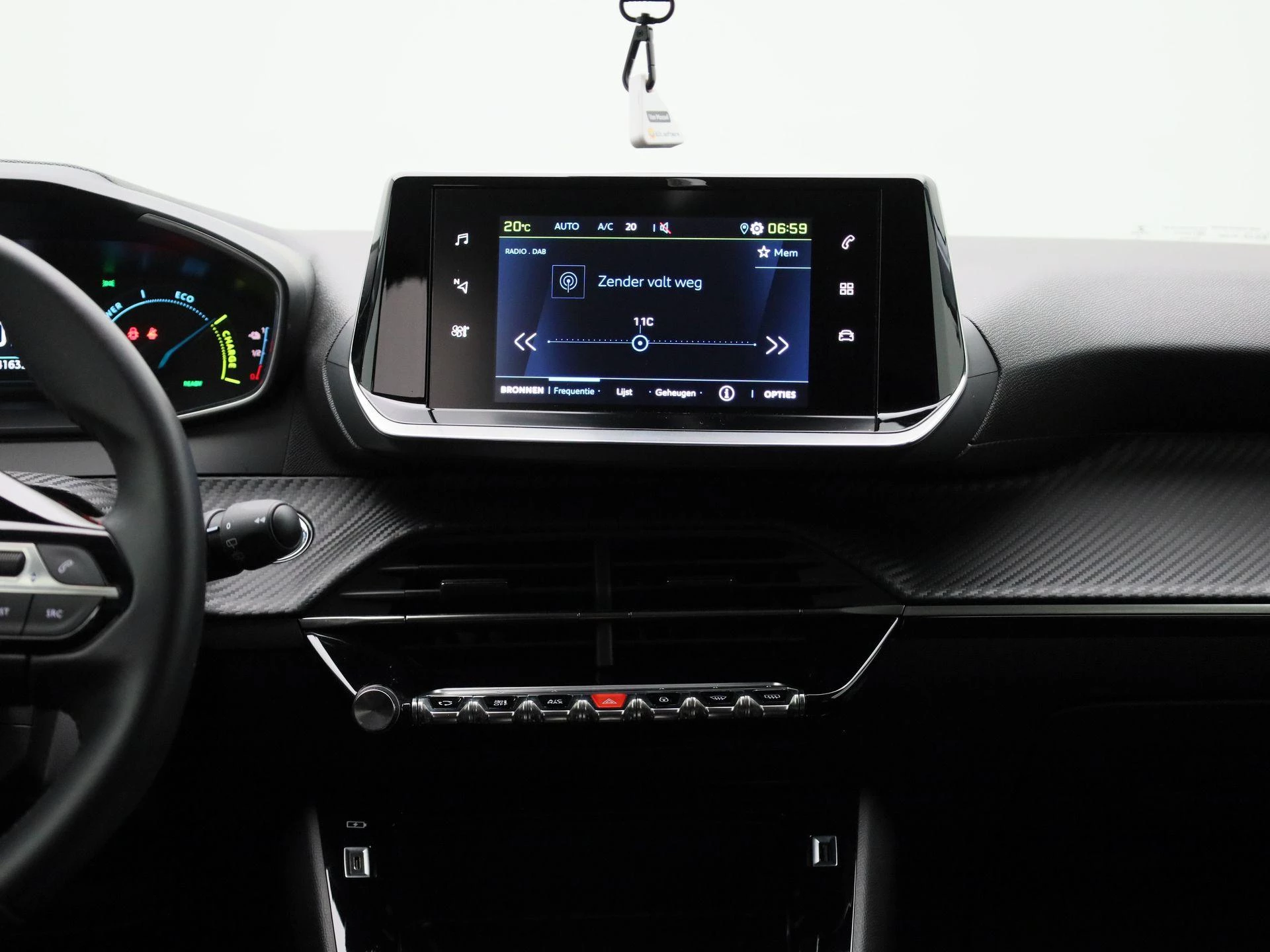 Peugeot-e-208-image-10