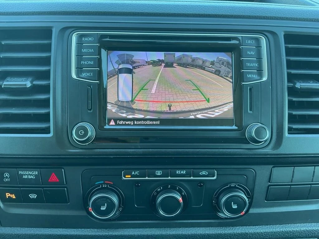 Volkswagen-Caravelle-image-13