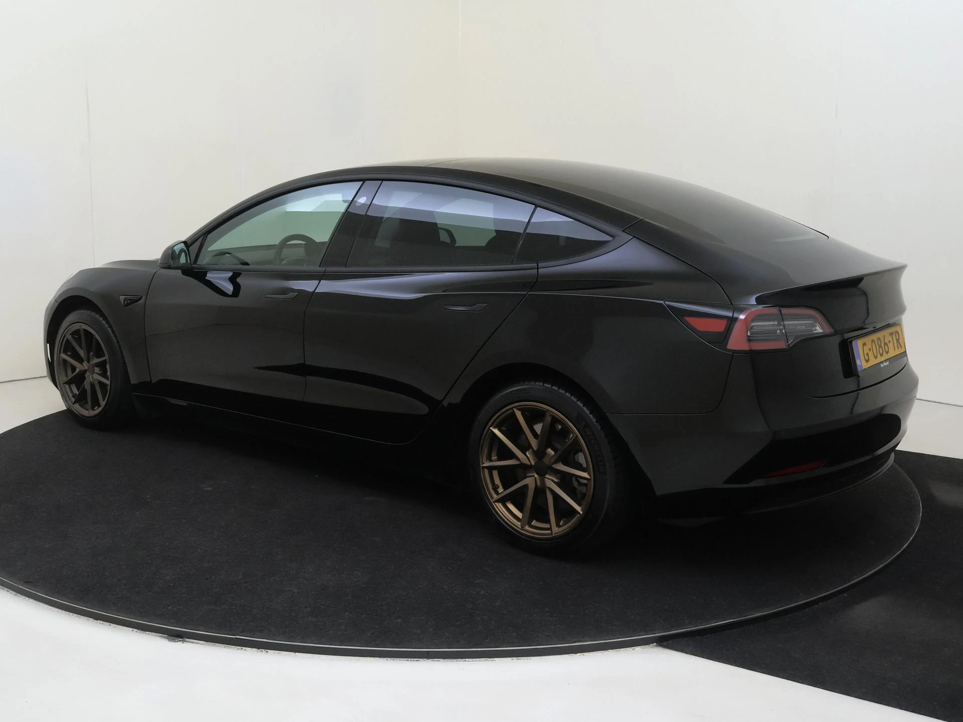 Tesla-Model 3-image-2