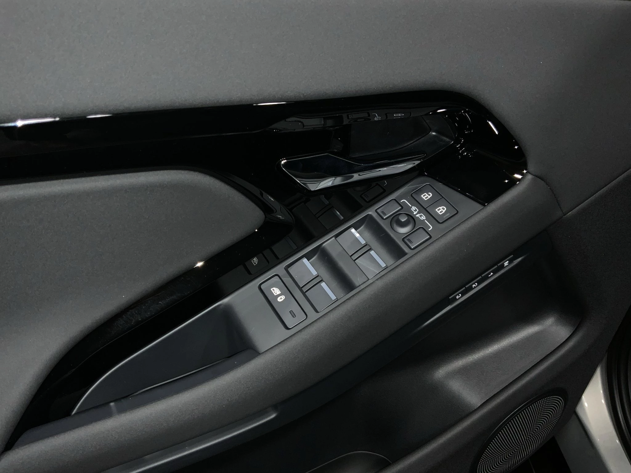 Land Rover-Range Rover Evoque-image-15