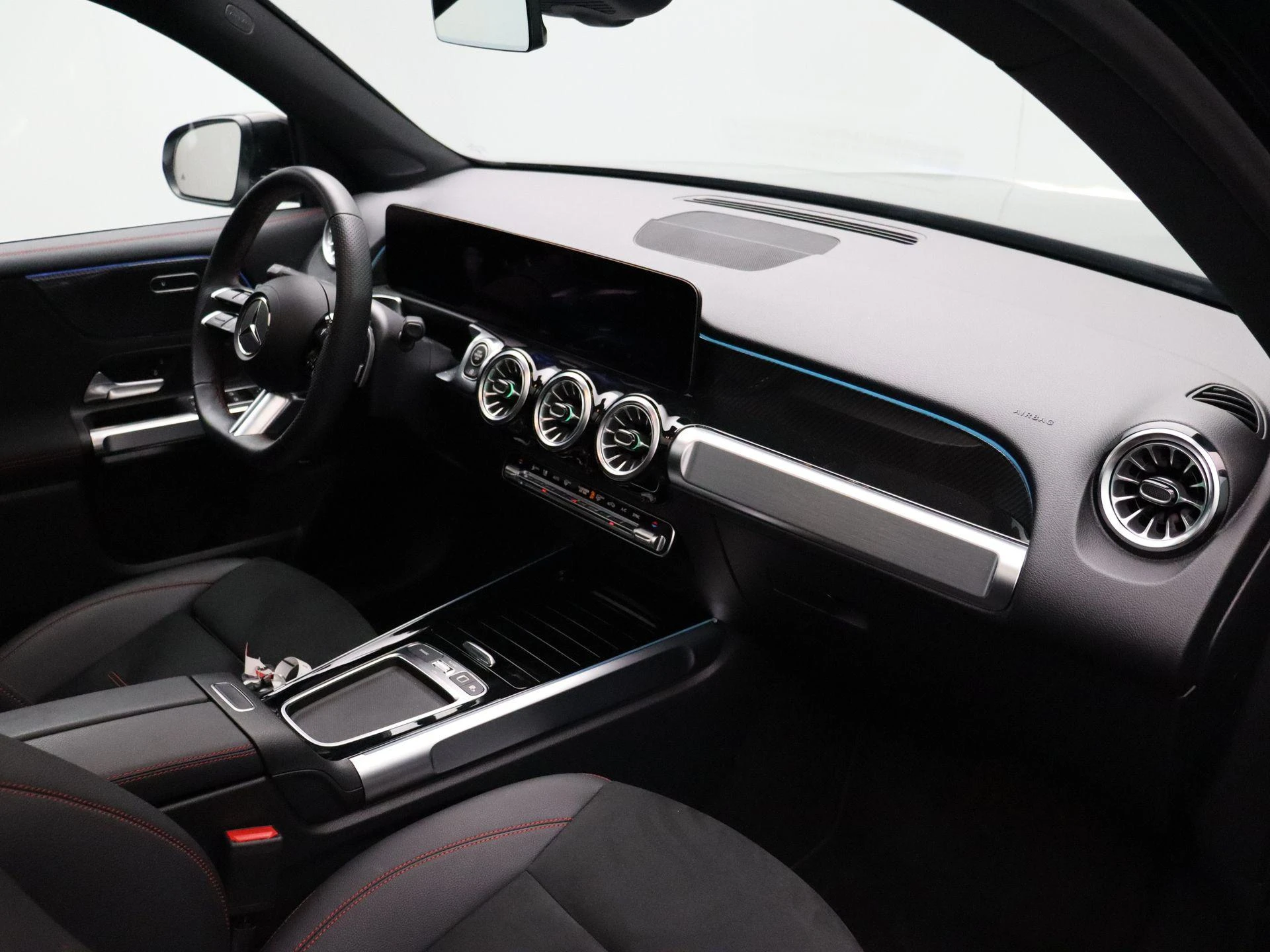Mercedes-Benz-GLB-image-28