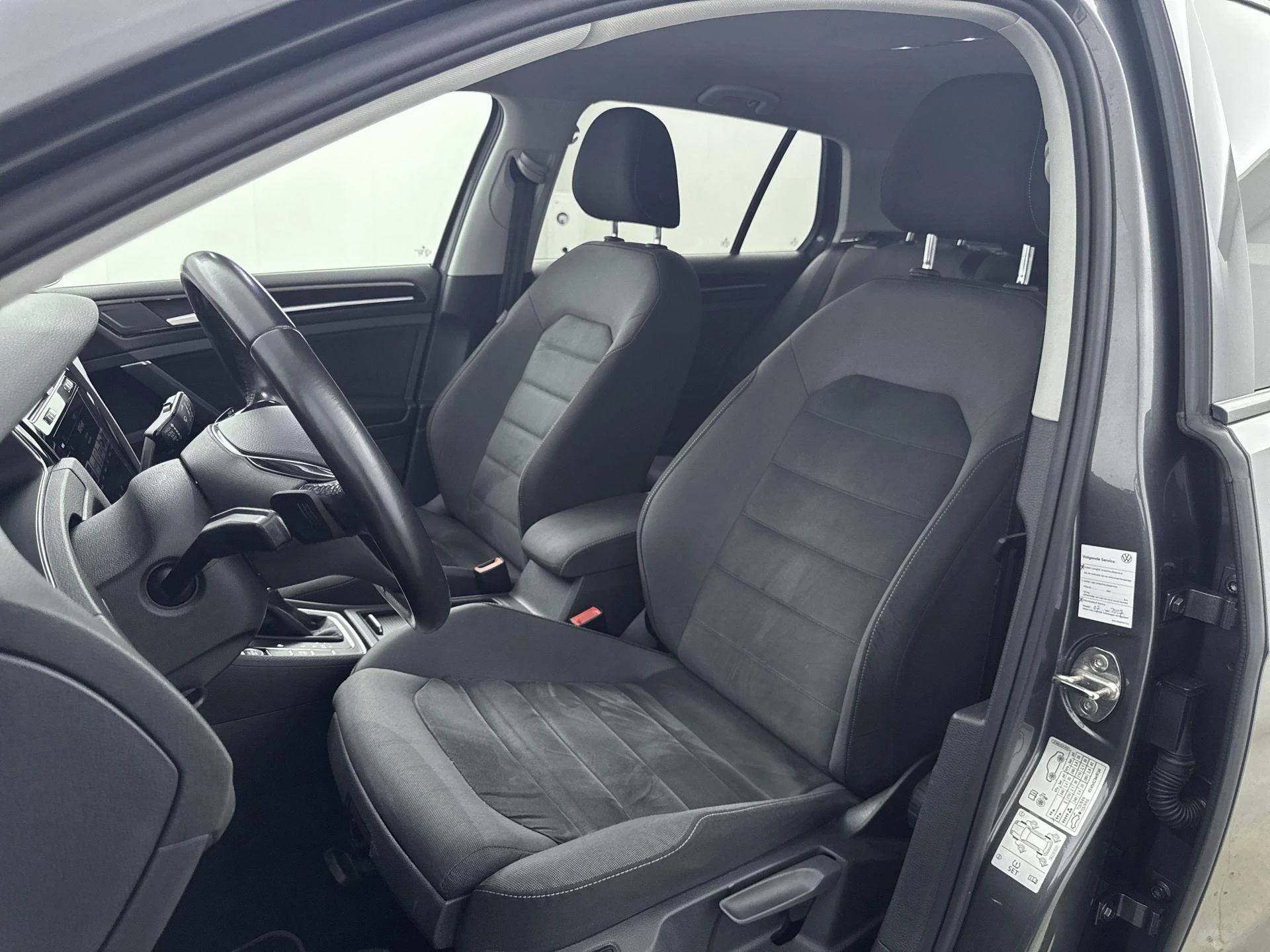 Volkswagen-Golf-image-23