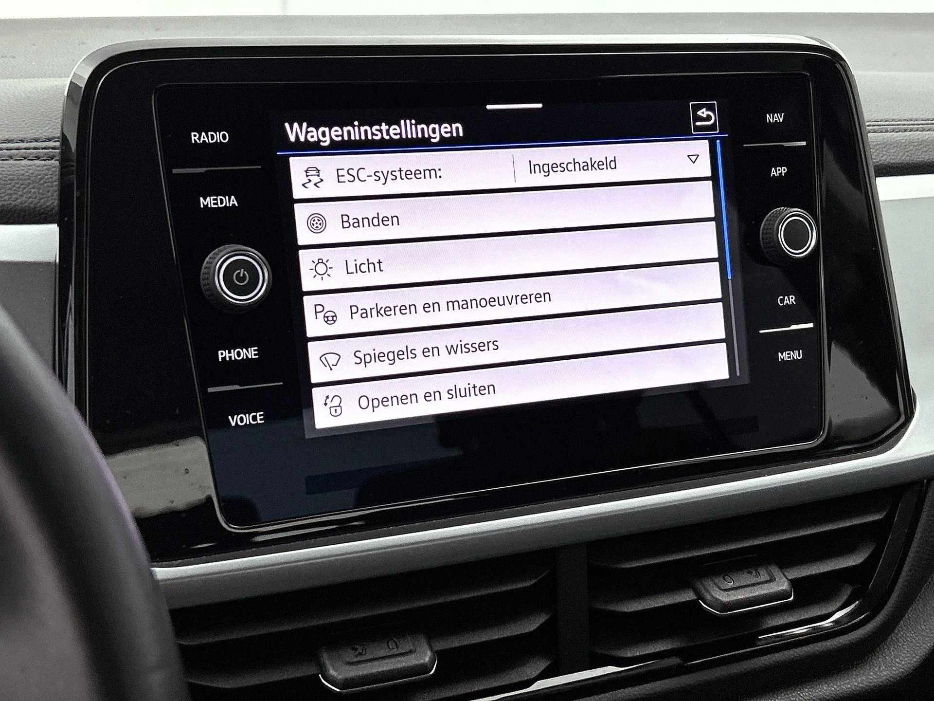 Volkswagen-T-Roc-image-9