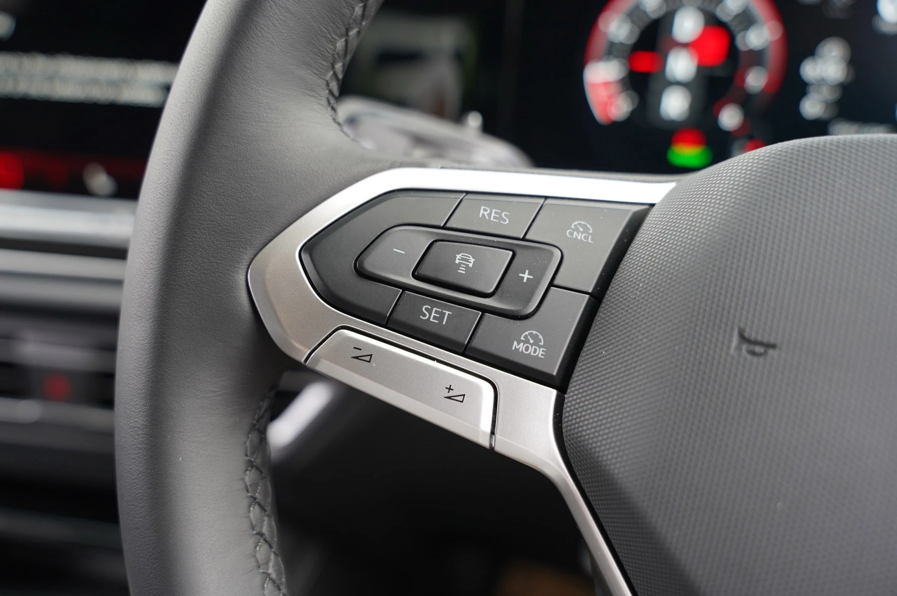 Volkswagen-Tiguan-image-19