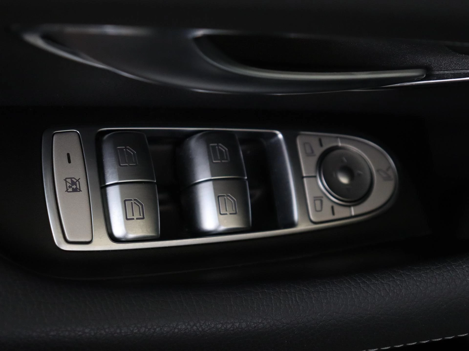 Mercedes-Benz-E-Klasse-image-25