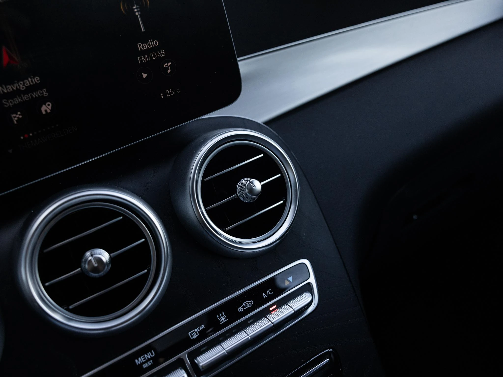 Mercedes-Benz-GLC-image-32