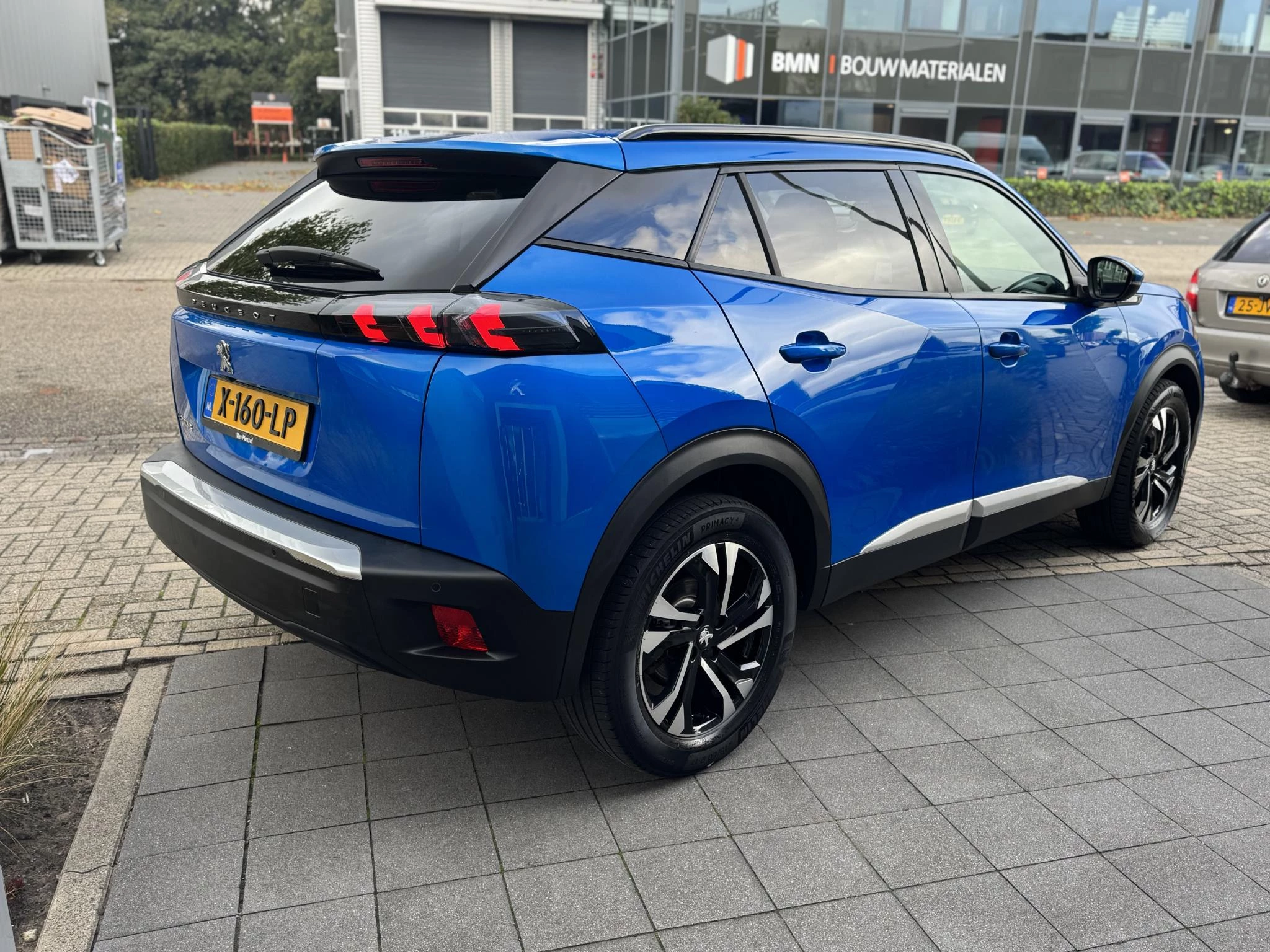 Peugeot-e-2008-image-3