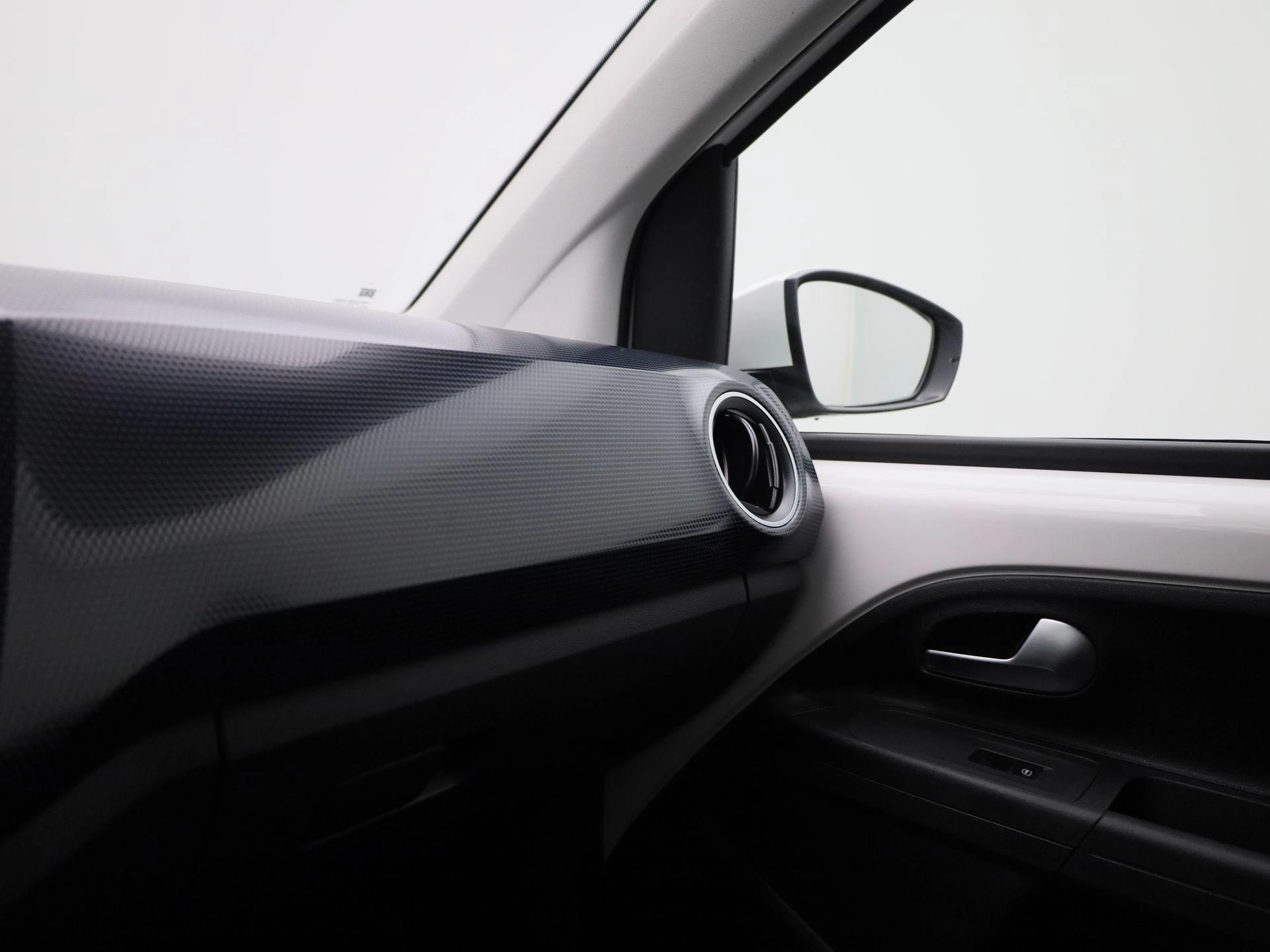 Volkswagen-up!-image-17