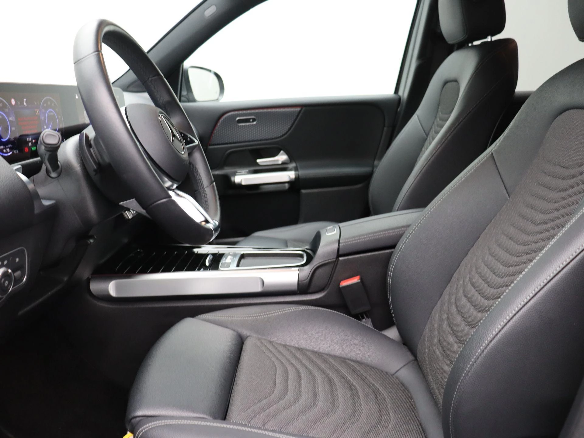 Mercedes-Benz-EQB-image-12