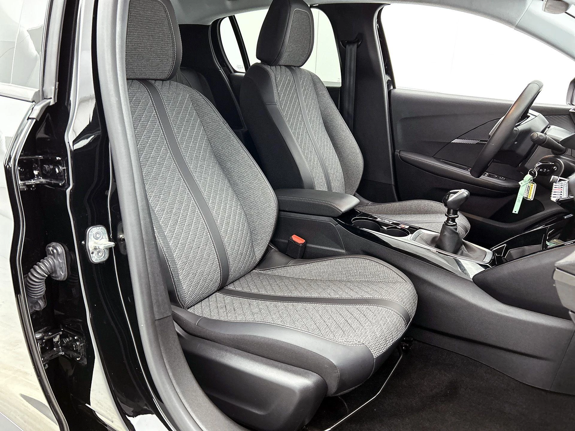 Peugeot-208-image-37