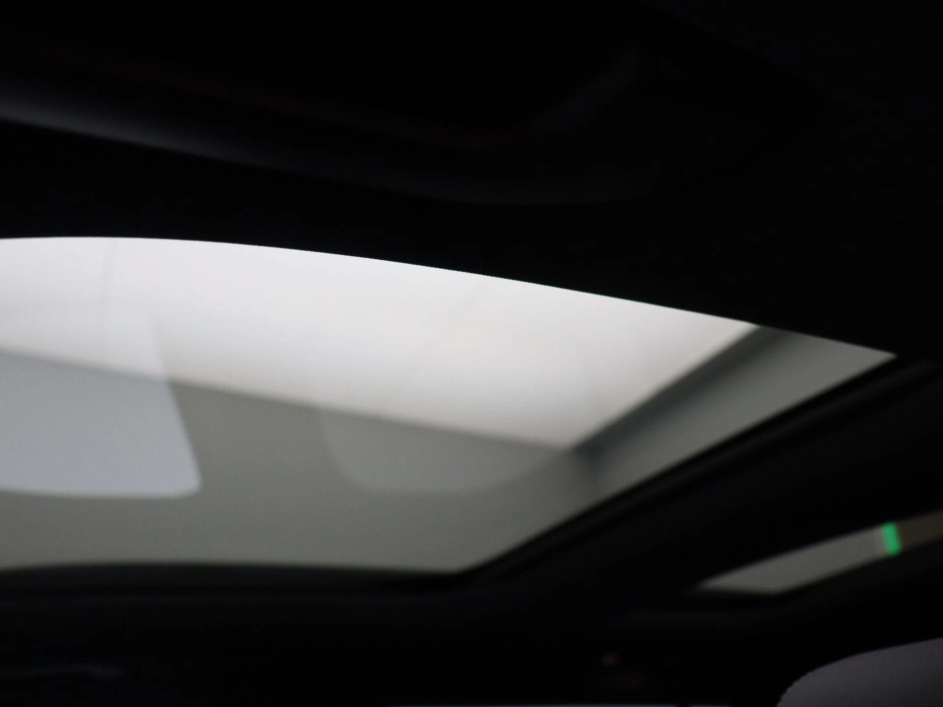 Mercedes-Benz EQB 350 4MATIC AMG Line + LEDER + PANO + BURMESTER + HEAD UP + CARPLAY +
