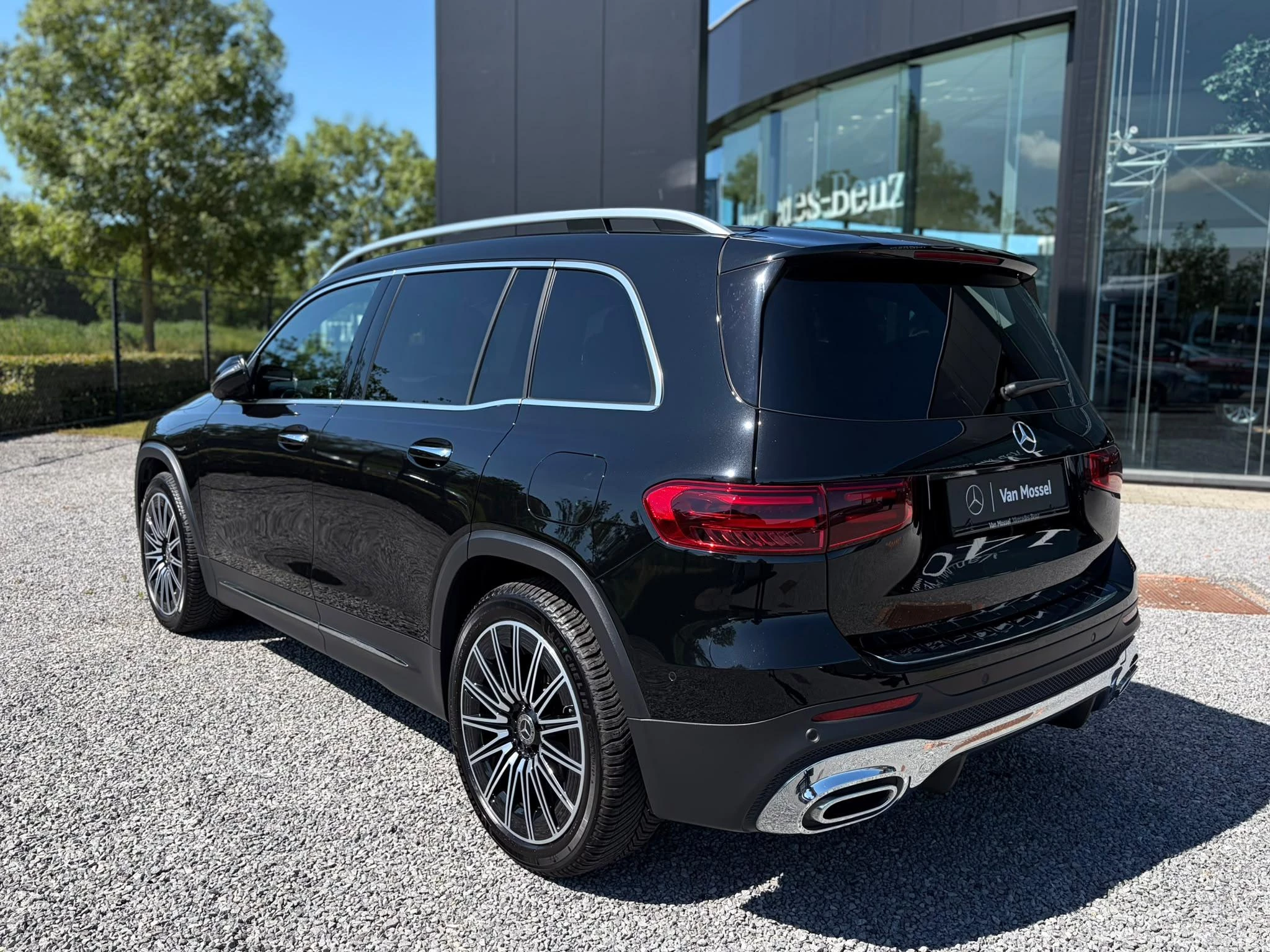 Mercedes-Benz GLB 180 AMG Line + PANO DAK + TREKHAAK + CARPLAY + SURROUND VIEW +