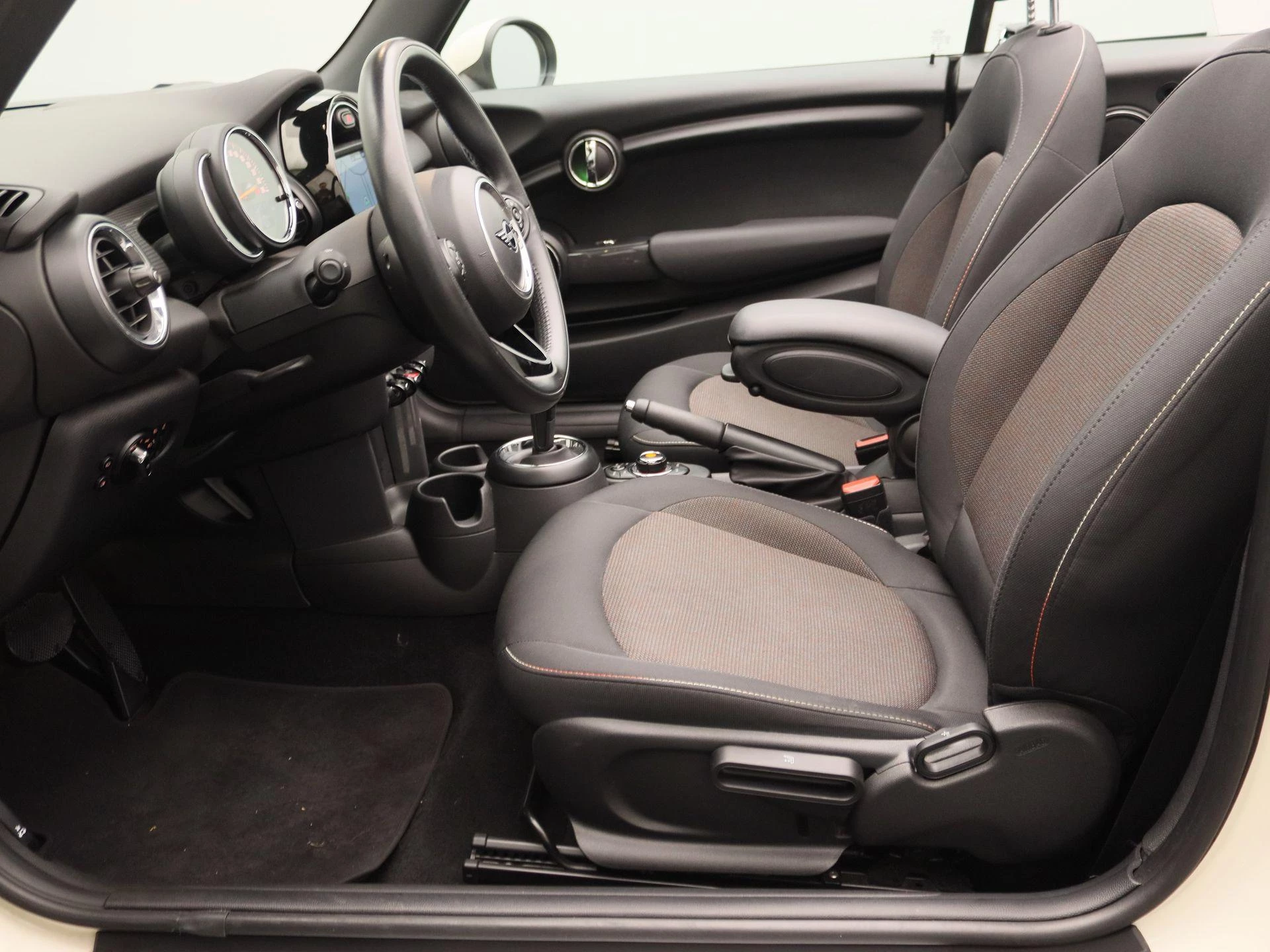 MINI-Cooper Cabrio-image-12