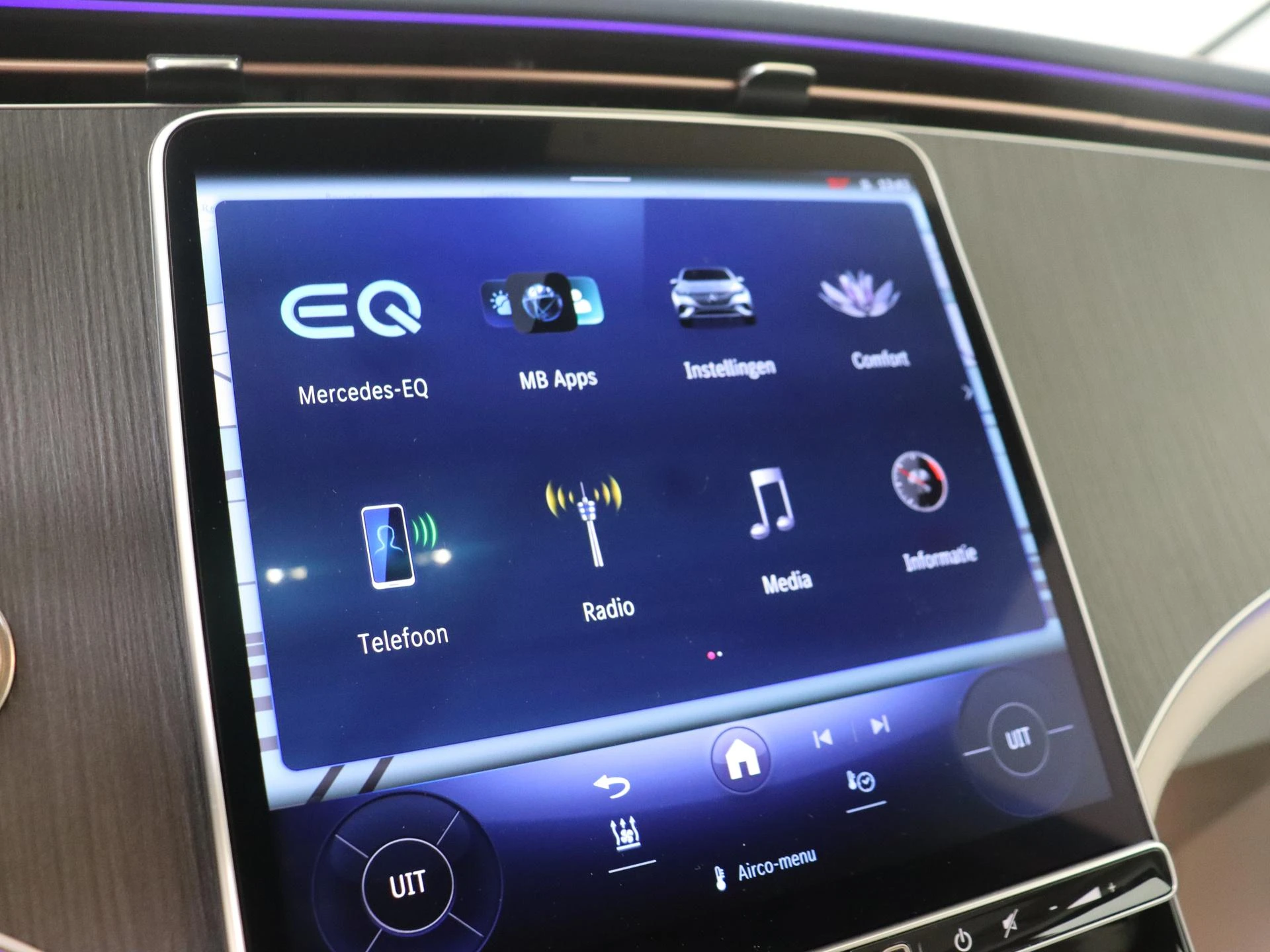 Mercedes-Benz-EQE-image-16