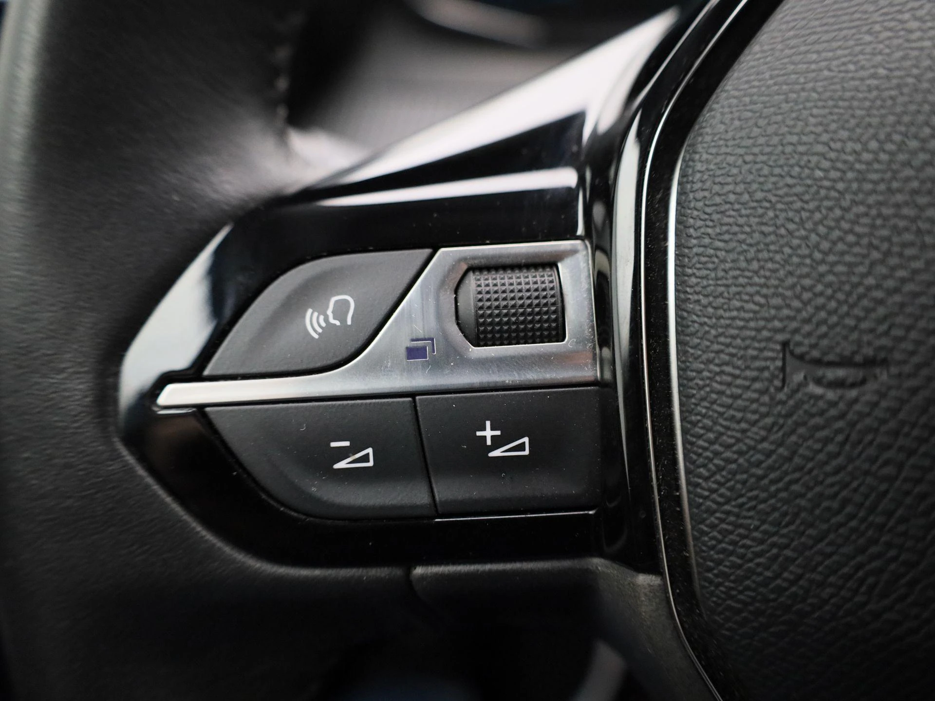 Peugeot-e-208-image-19