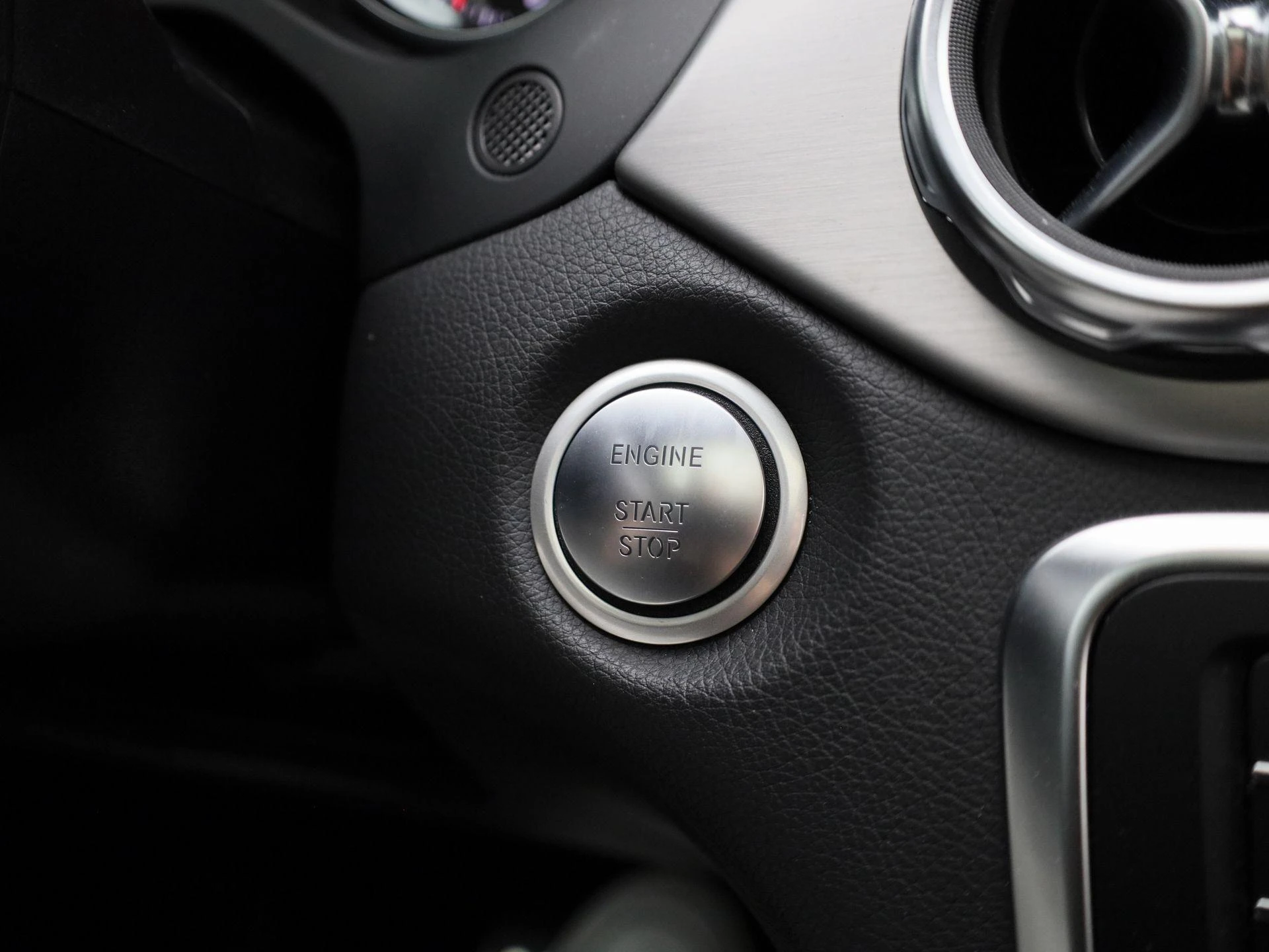 Mercedes-Benz-GLA-image-24