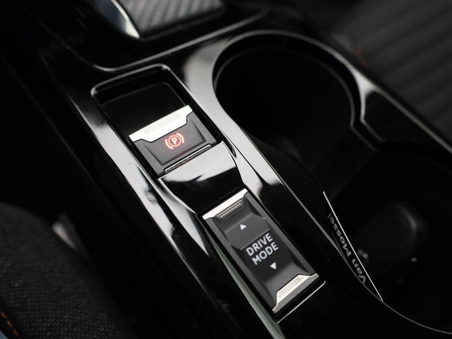 Peugeot-e-2008-image-27