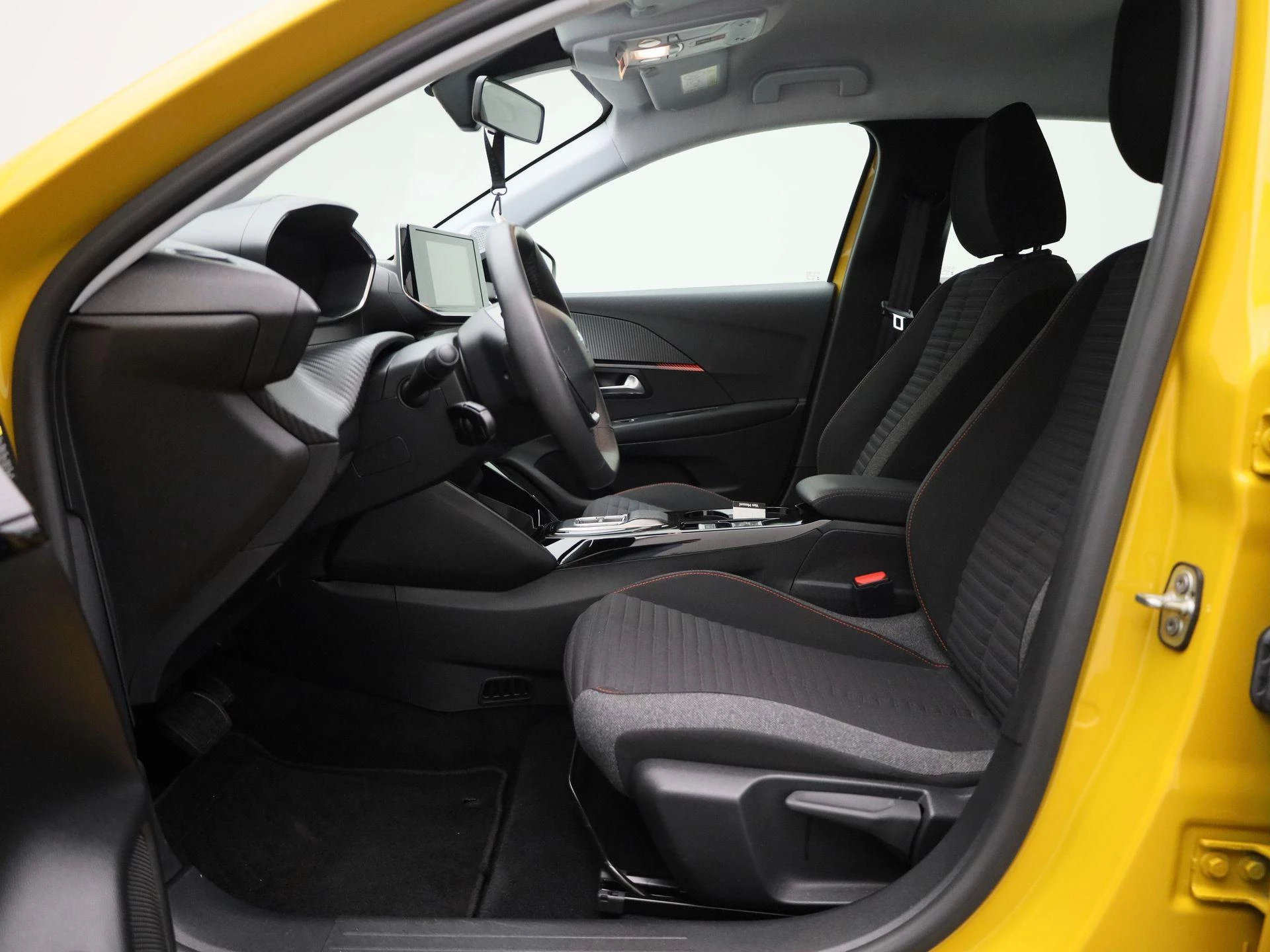 Peugeot-e-208-image-9