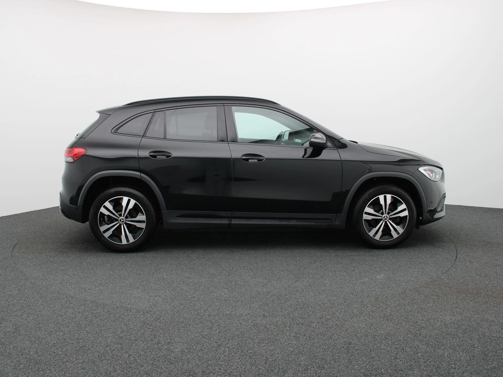 Mercedes-Benz GLA 180 Business Line + TREKHAAK + LED + CAMERA +