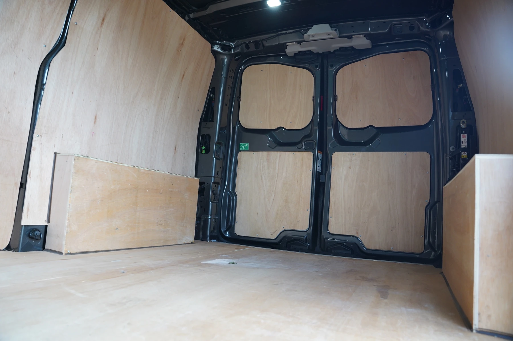 Volkswagen-Transporter-image-23