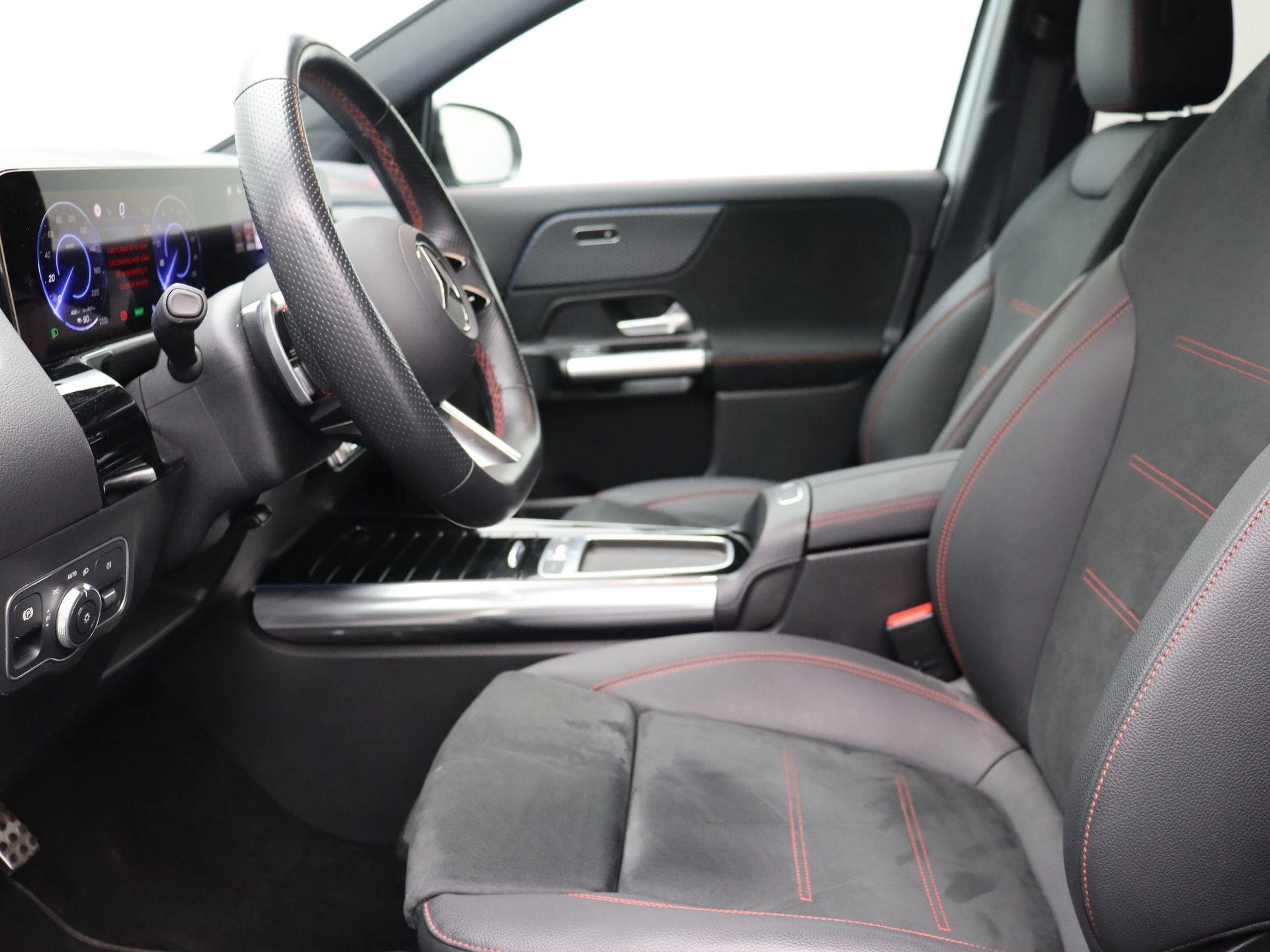 Mercedes-Benz EQA 250+ AMG Line + CARPLAY + PANORAMISCH DAK + NIGHTPAKKET +