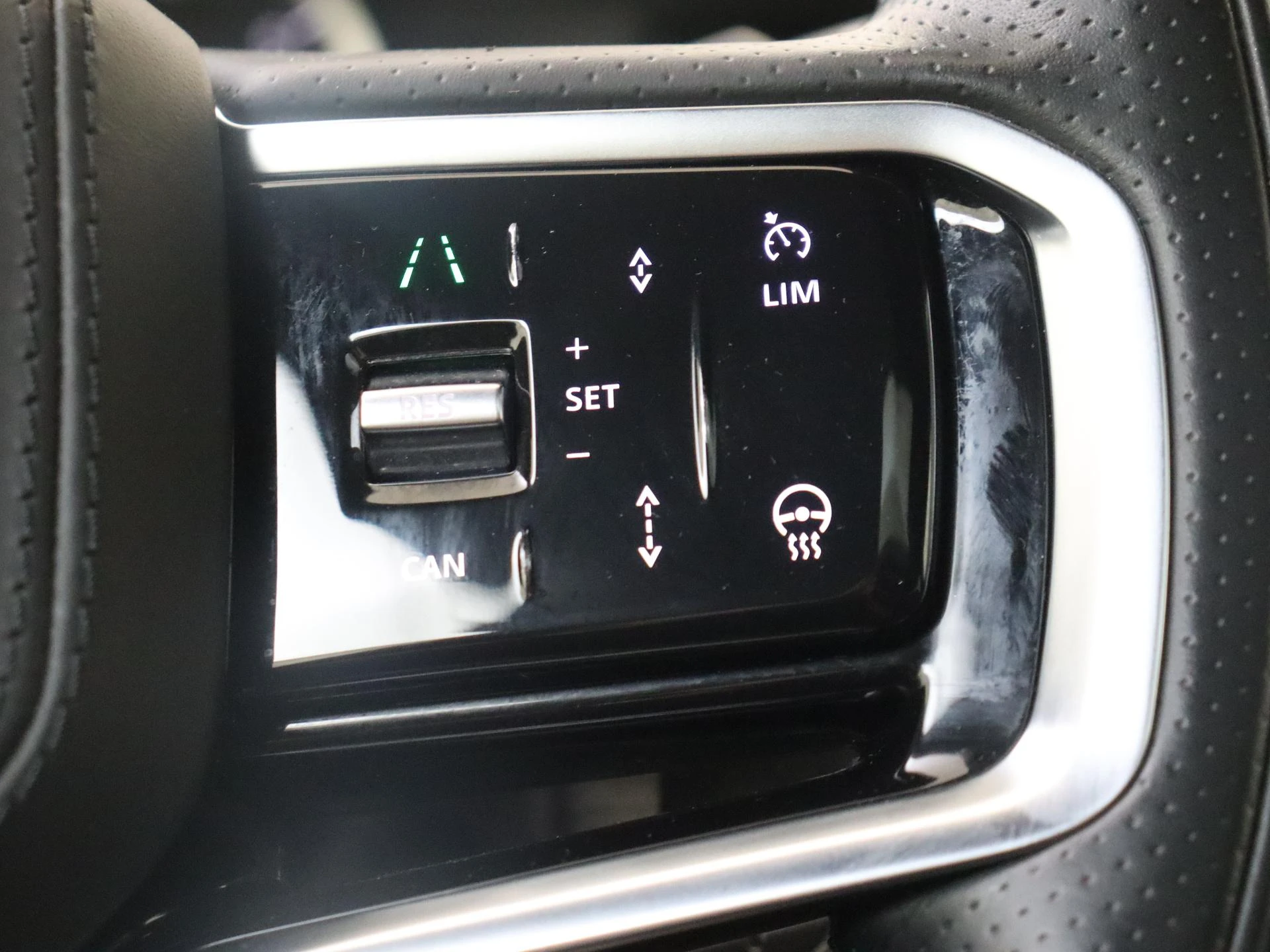 Land Rover-Range Rover Evoque-image-12