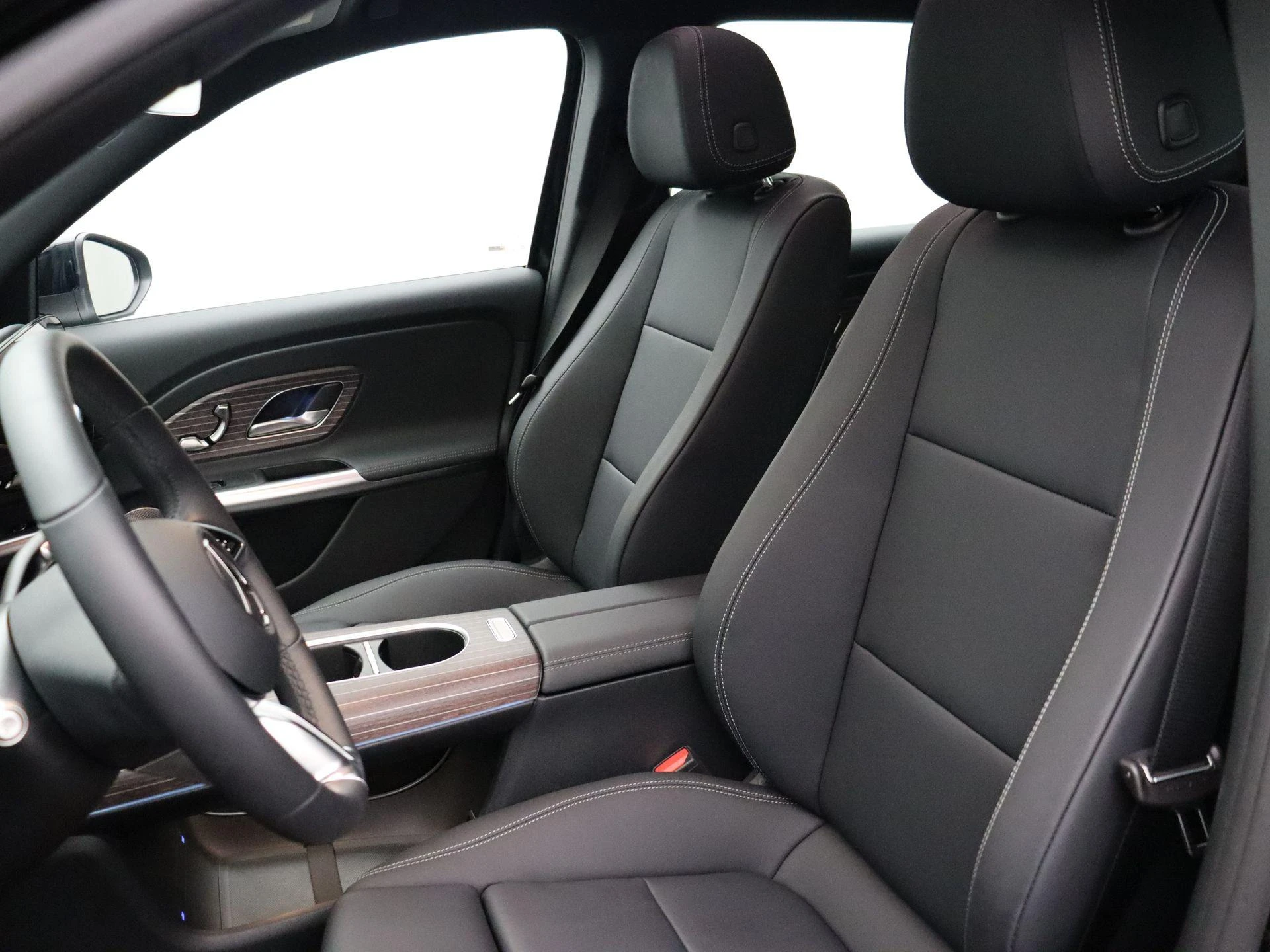 Mercedes-Benz-GLB-image-12