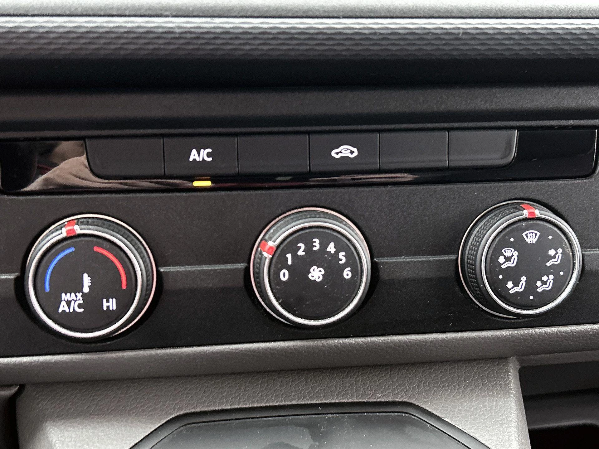 Volkswagen-Transporter-image-25