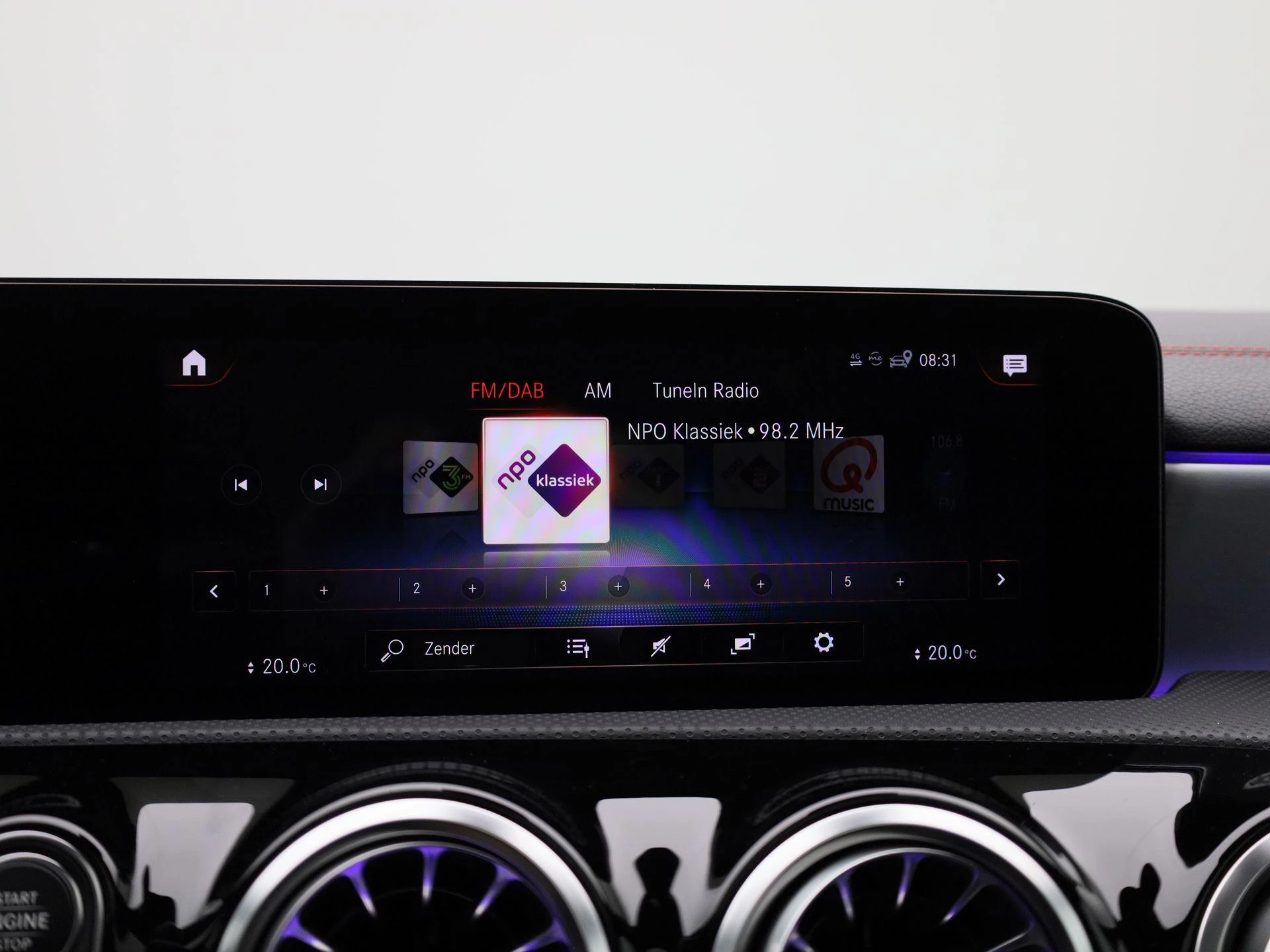 Mercedes-Benz-CLA-image-21
